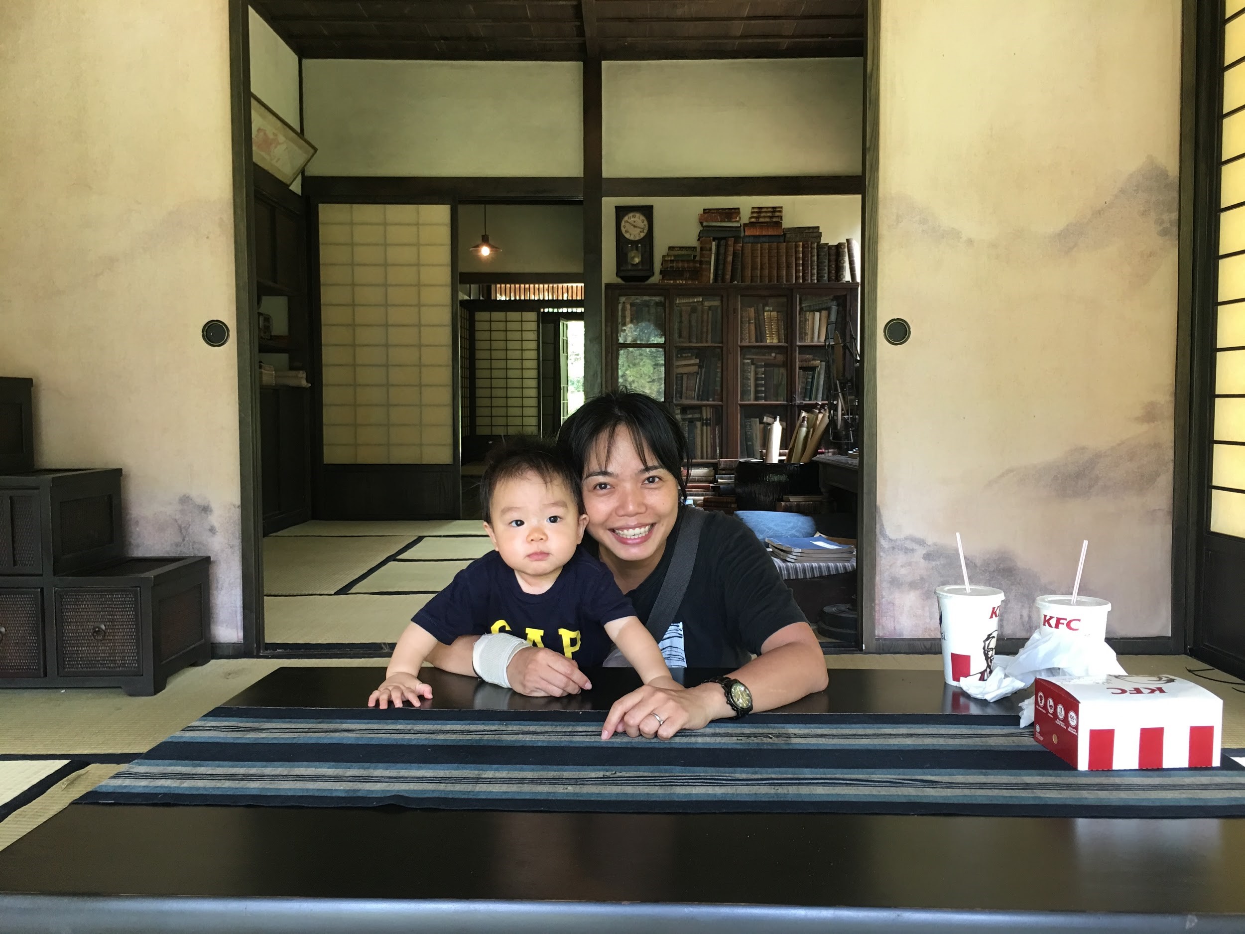 美術指導蔡珮玲帶著當時八個月大的兒子前往馬來西亞拍攝《夕霧花園》。(蔡珮玲提供)