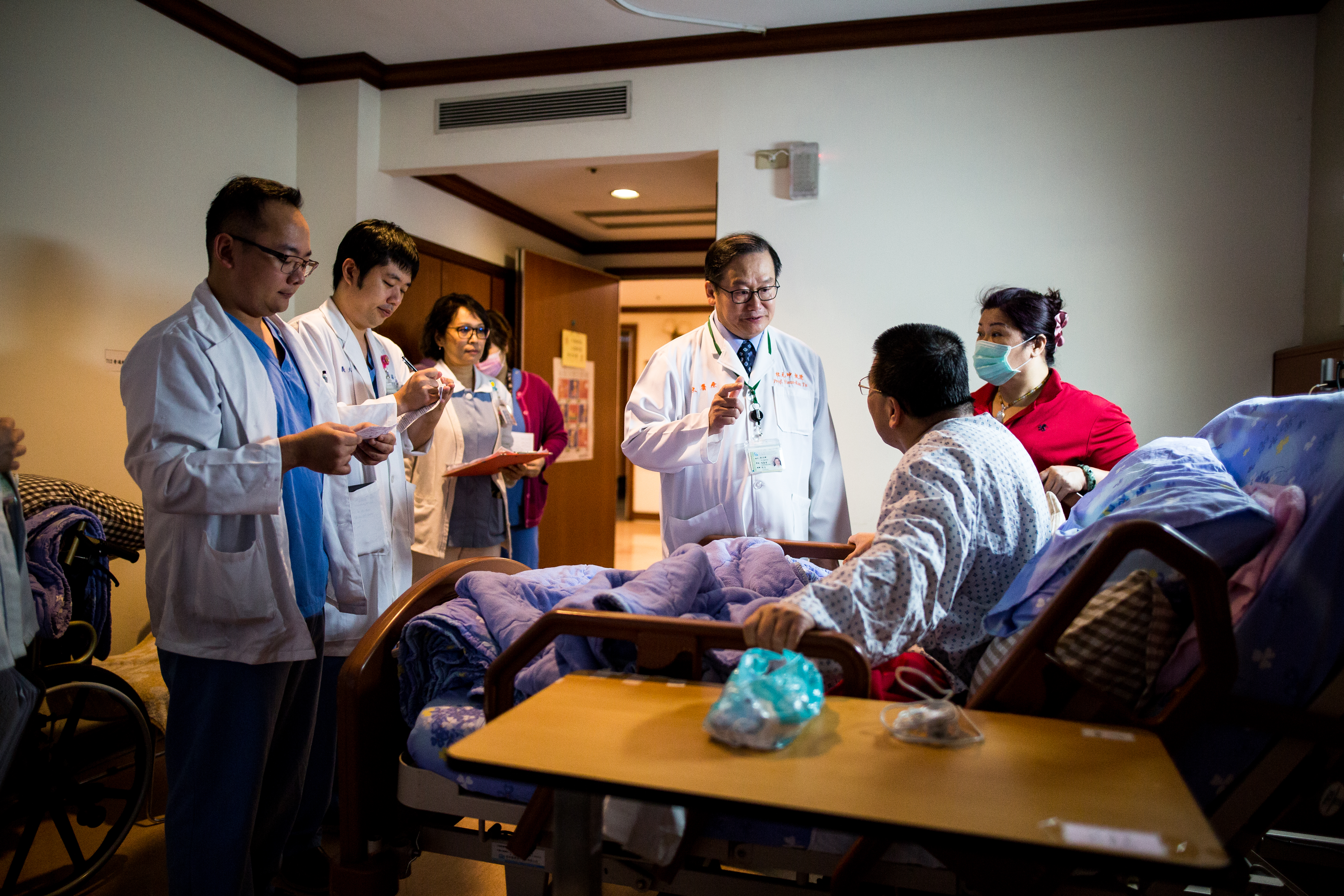 獲頒今年醫療奉獻獎的杜元坤是刀法精湛的骨外科名醫。