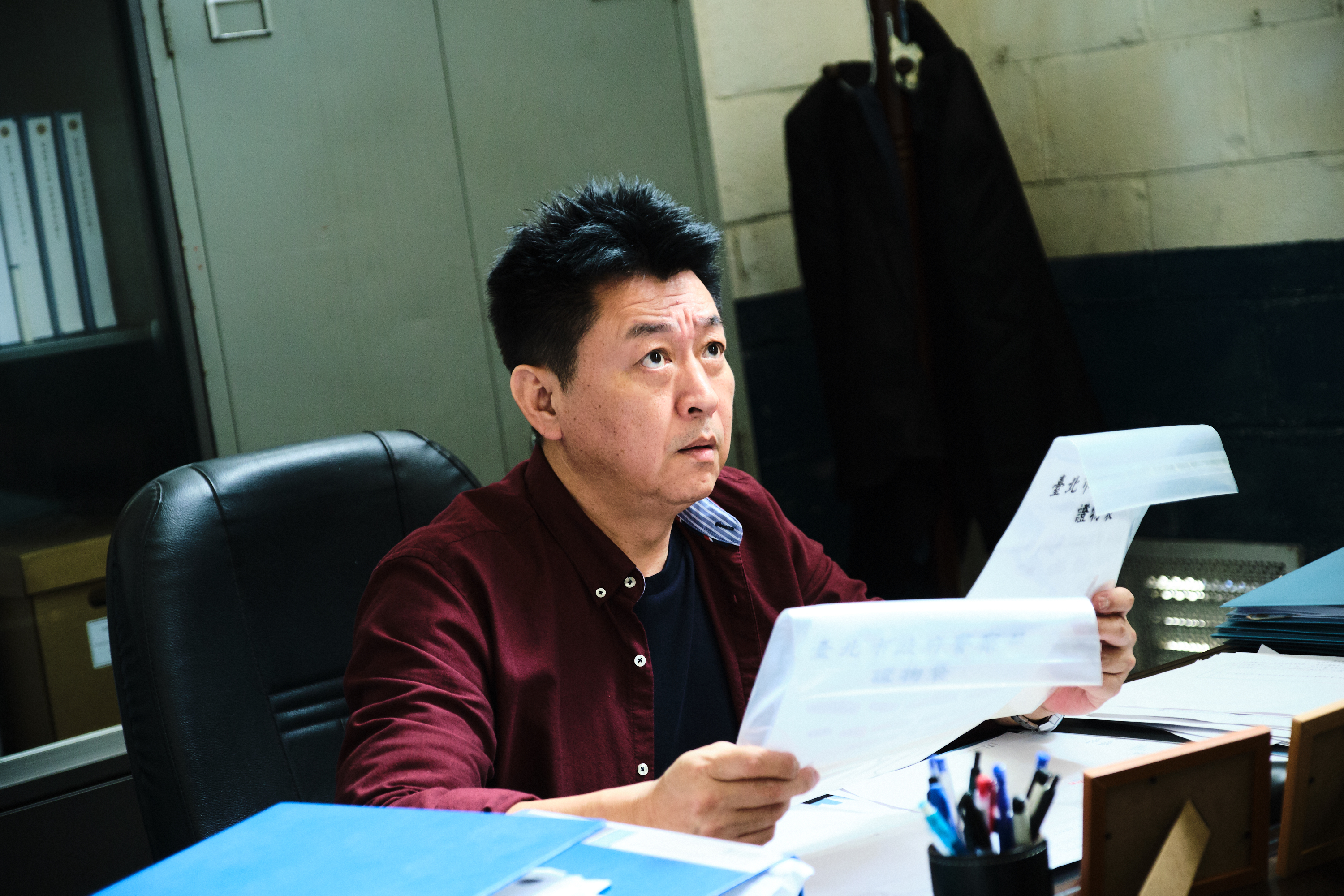 庹宗華在《你那邊怎樣・我這邊ok》裡飾演追查ATM盜領案的偵三隊長「發哥」。（拙八郎提供）