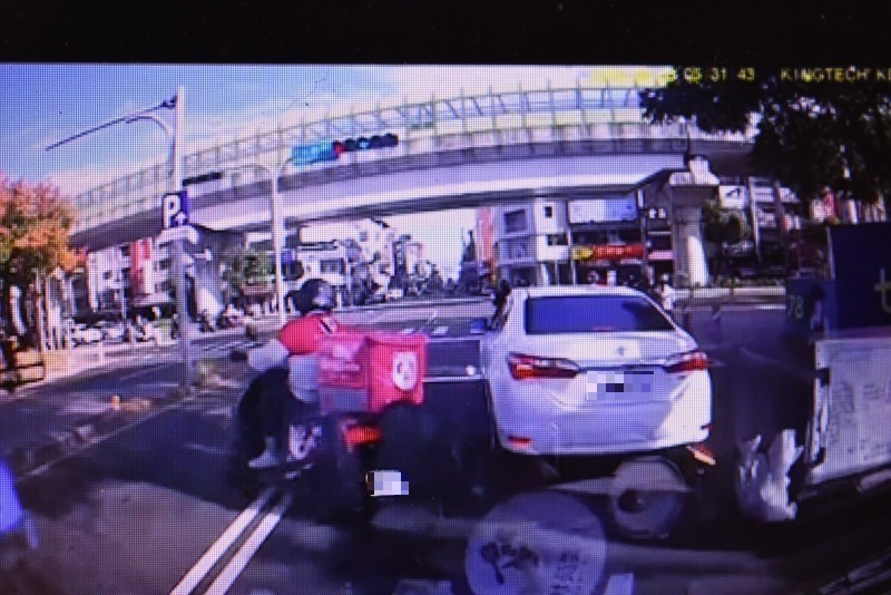 外送員黎男沒有查看後方，就穿越雙白線，企圖跨越車道。（翻攝畫面）