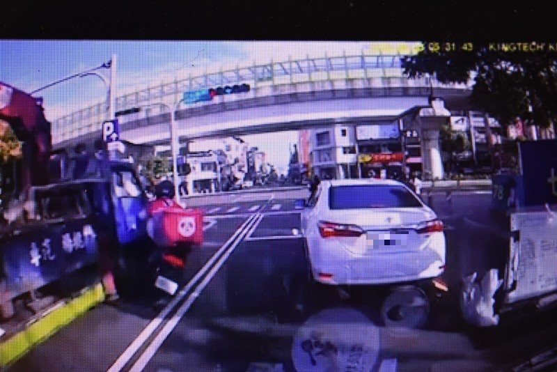 貨車煞車不及,撞上黎男。(翻攝畫面)