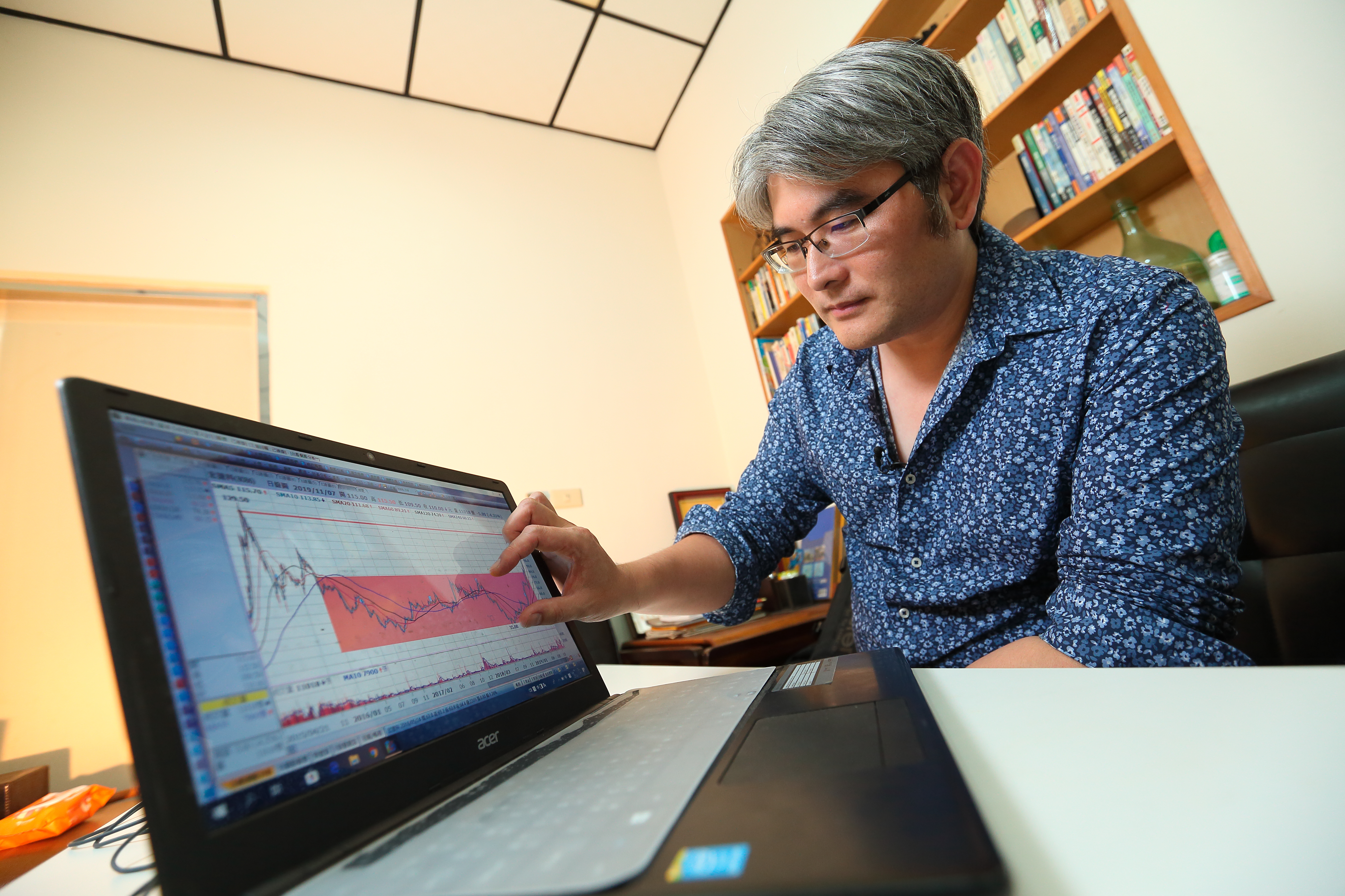 楊忠憲一檔檔目測個股的技術線型，篩選出底部型態已經完成或接近完成的潛力股。