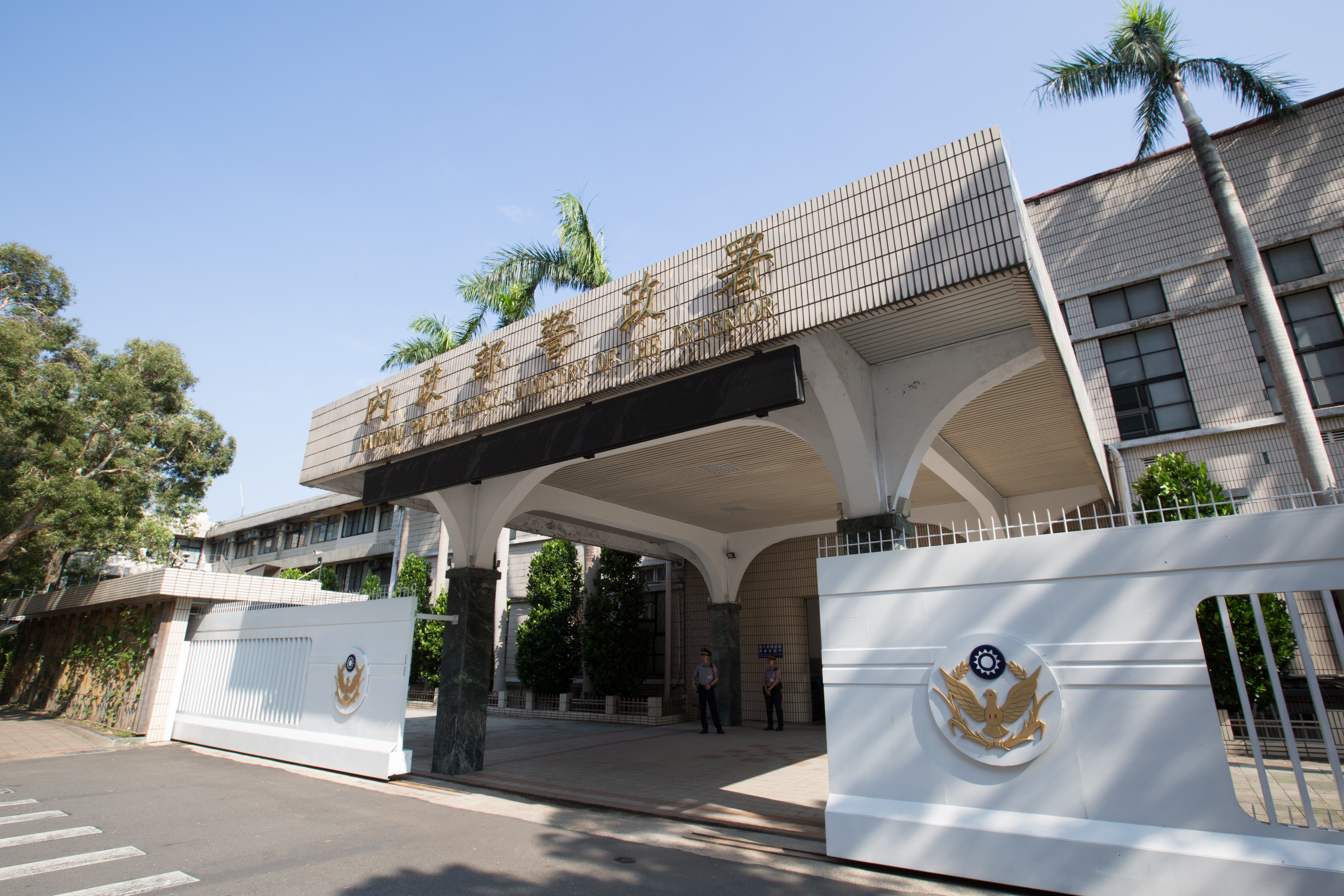 警政署提醒，警察制服是國家公權力的展現，穿著警服參與活動時仍應謹慎。