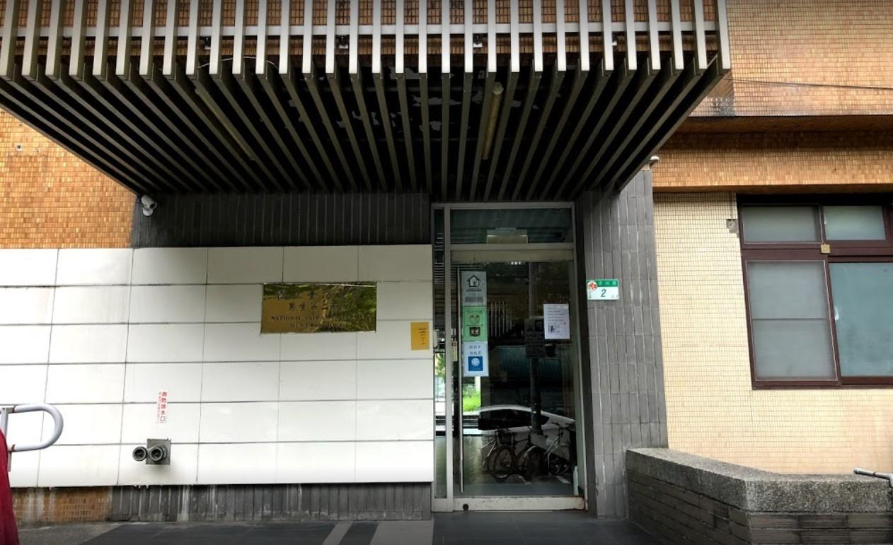 台灣大學男二宿舍今日下午3點半左右,突然發生一起墜樓意外,一名20多歲男子無呼吸心跳墜躺在宿舍外2樓平台處。(翻攝自Google Maps)