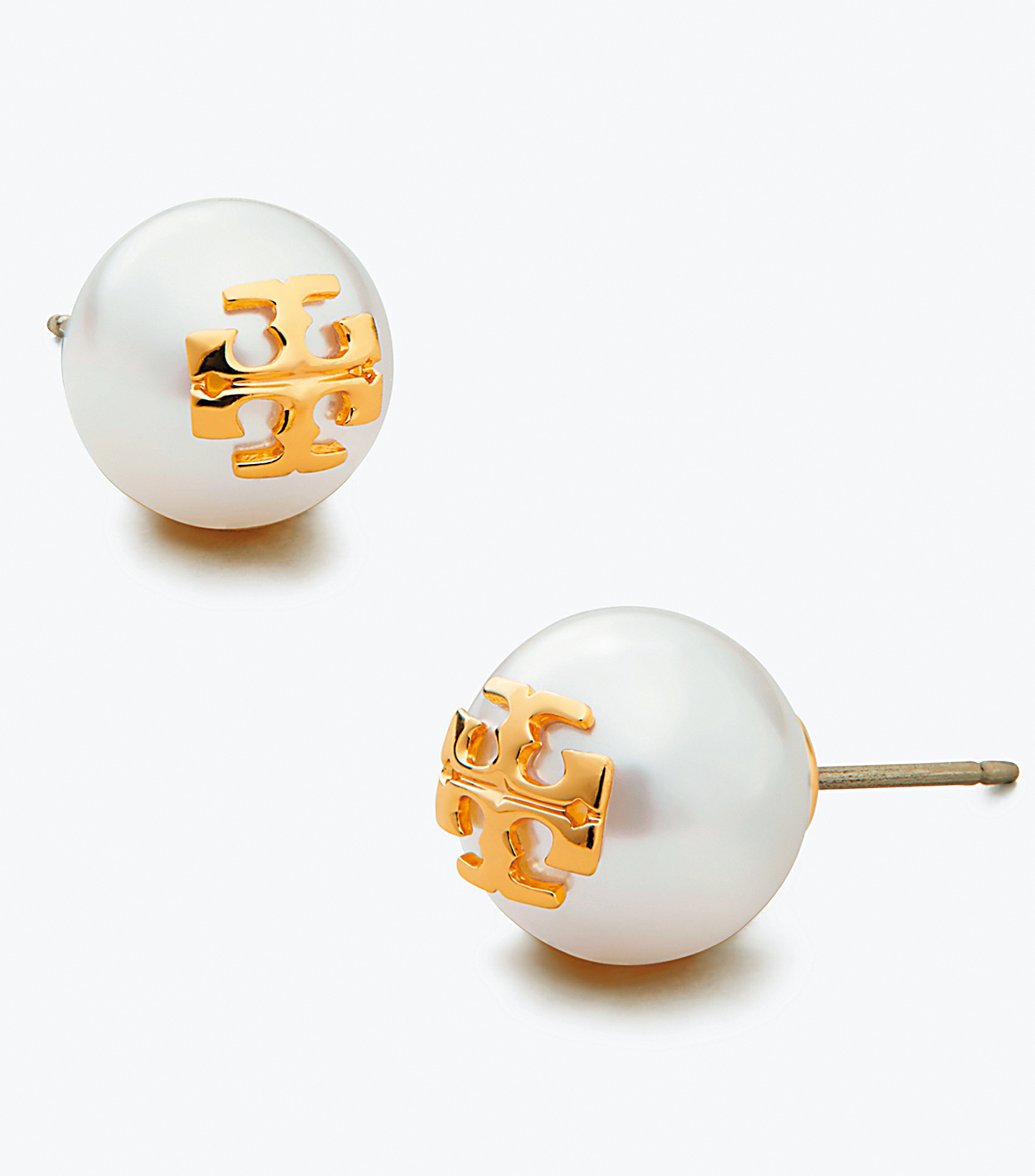 Tory Burch Logo純白珍珠耳環 NT$3,390(俊思提供)