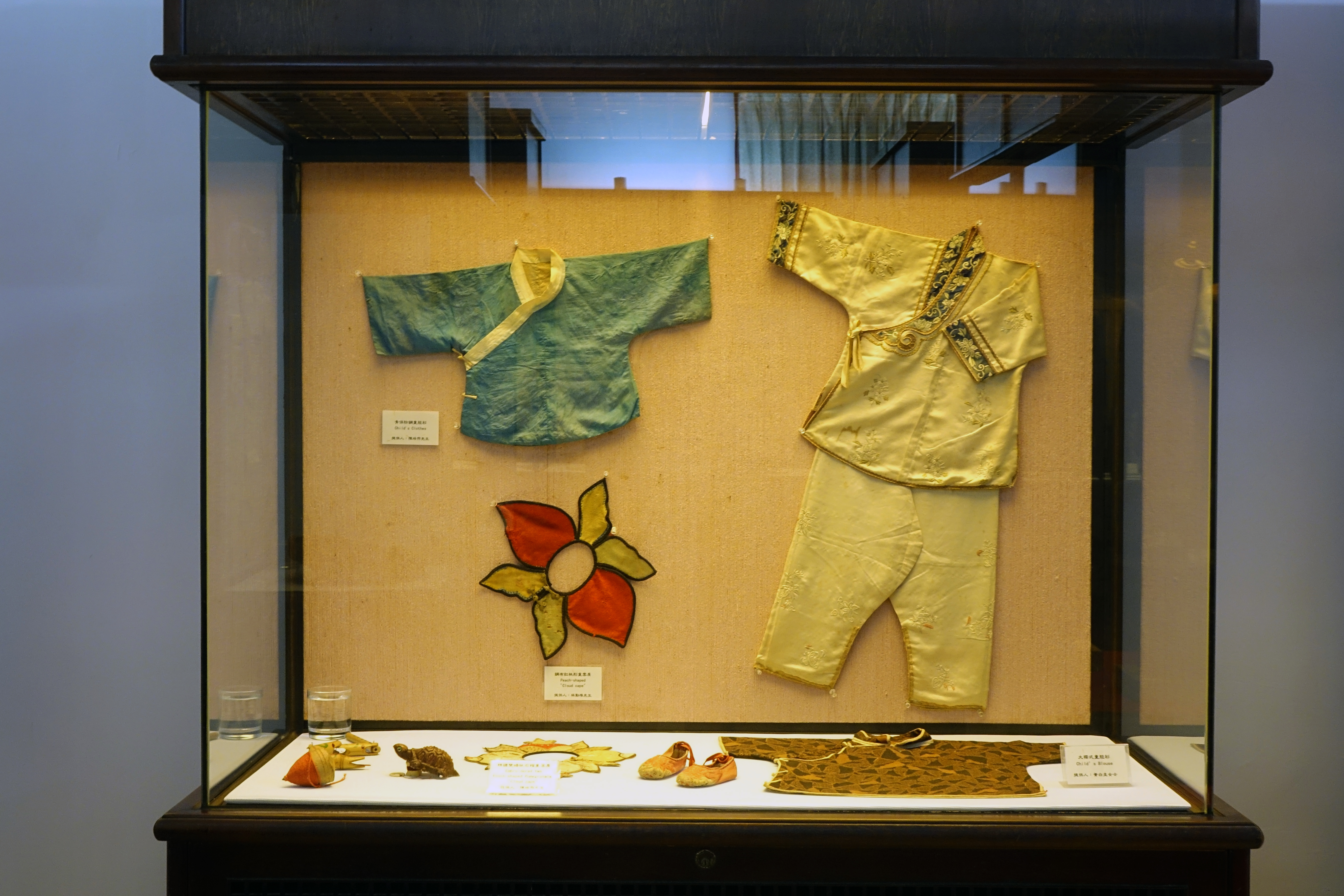 展品皆由館方悉心維護及珍藏，就連百年歷史的刺繡一針一線都清晰可見，令人嘆為觀止。