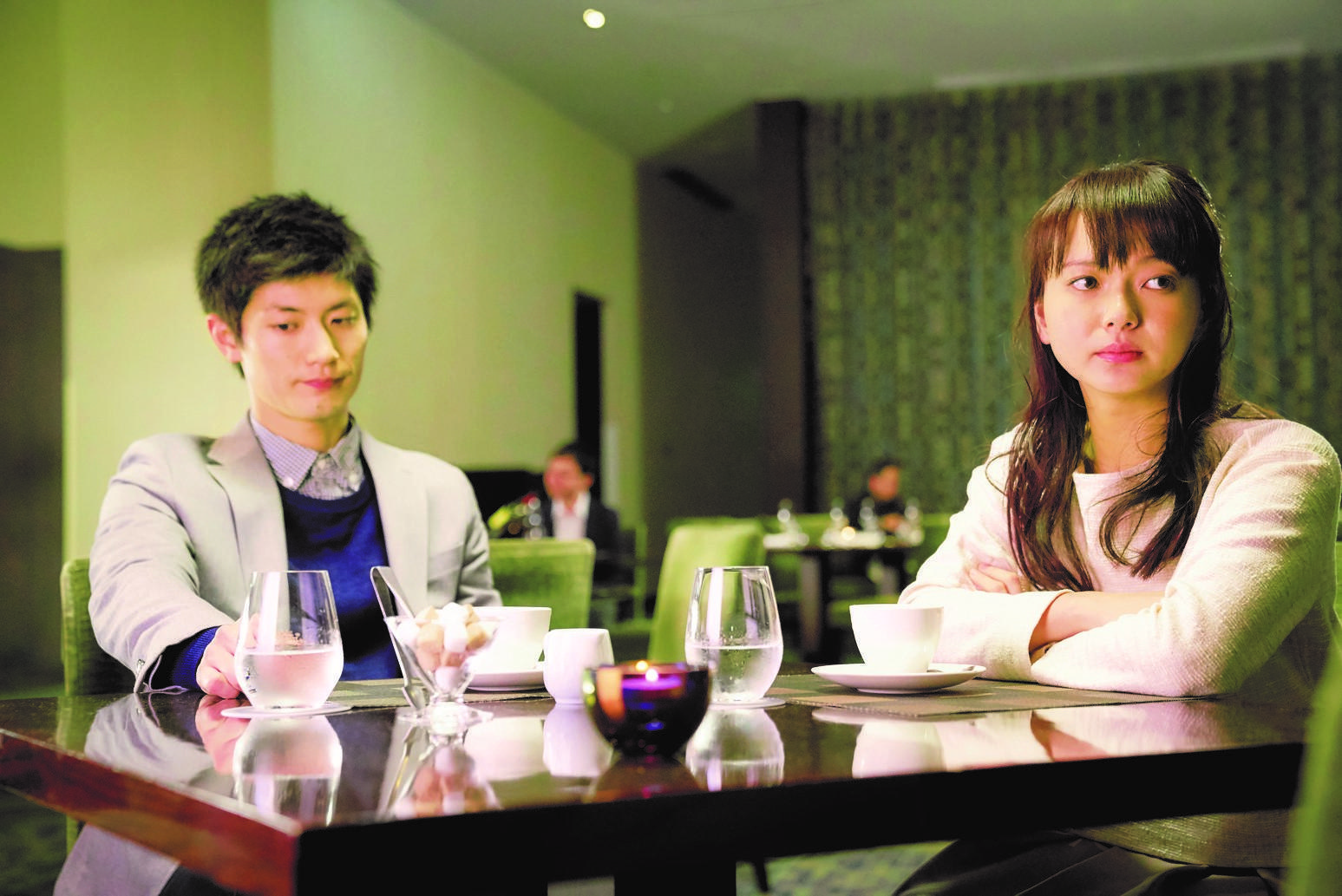 三浦春馬（左）和飾演女友的多部未華子（右）在《小小夜曲》愛情長跑10年，卻遇到瓶頸。（天馬行空提供）
