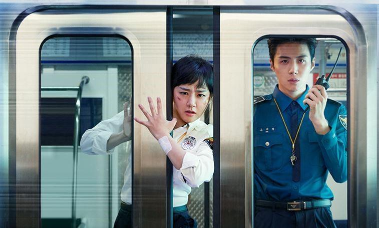 文瑾瑩(左)病後在新劇《抓住幽靈》復出,與飾演地鐵警察隊警察的金善浩(右)共譜動作羅曼史。(翻攝自Naver)