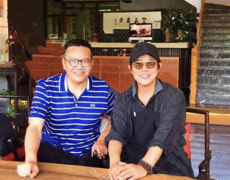 3個月前有網友曝光與李連杰合照，照片中的他精神奕奕。（翻攝自微博）