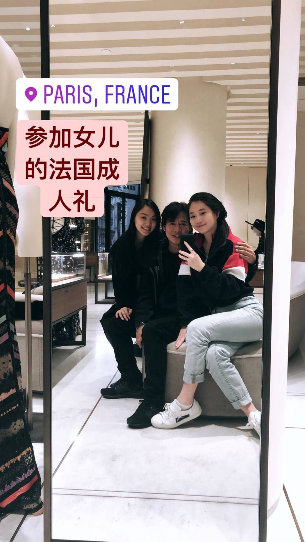 李連杰在個人IG限時動態貼出與兩個女兒的合照，他的一頭茂密黑髮，即使年輕時也少見，網友更誇他「回春20年」。（翻攝自李連杰IG）