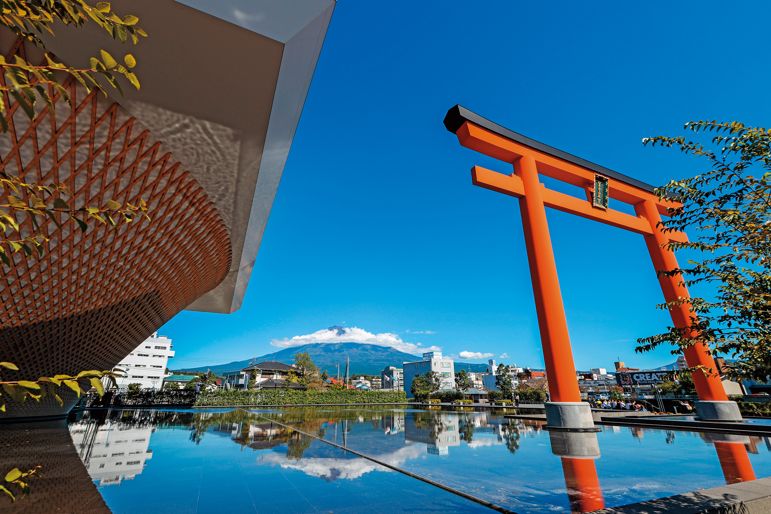 站在知名建築師坂茂設計的「靜岡縣富士山世界遺產中心」建物側面，透過鳥居便可遠望富士山。