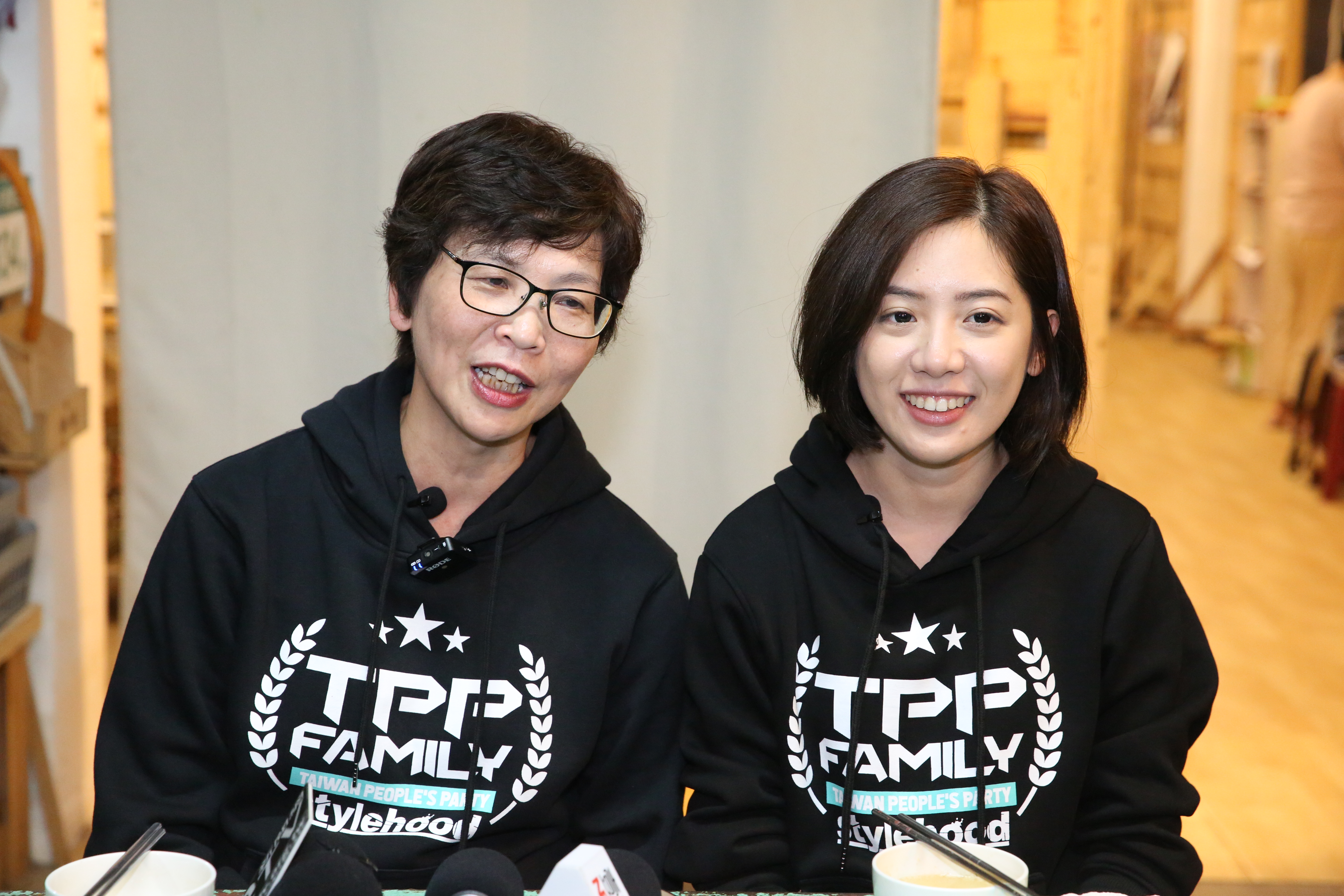 中選會公告候選人財產申報資料，台灣民眾黨提名的不分區立委蔡壁如（左）存款破1,000萬元，而「學姐」黃瀞瑩（右）的債務則破100萬元，比她的存款還多。