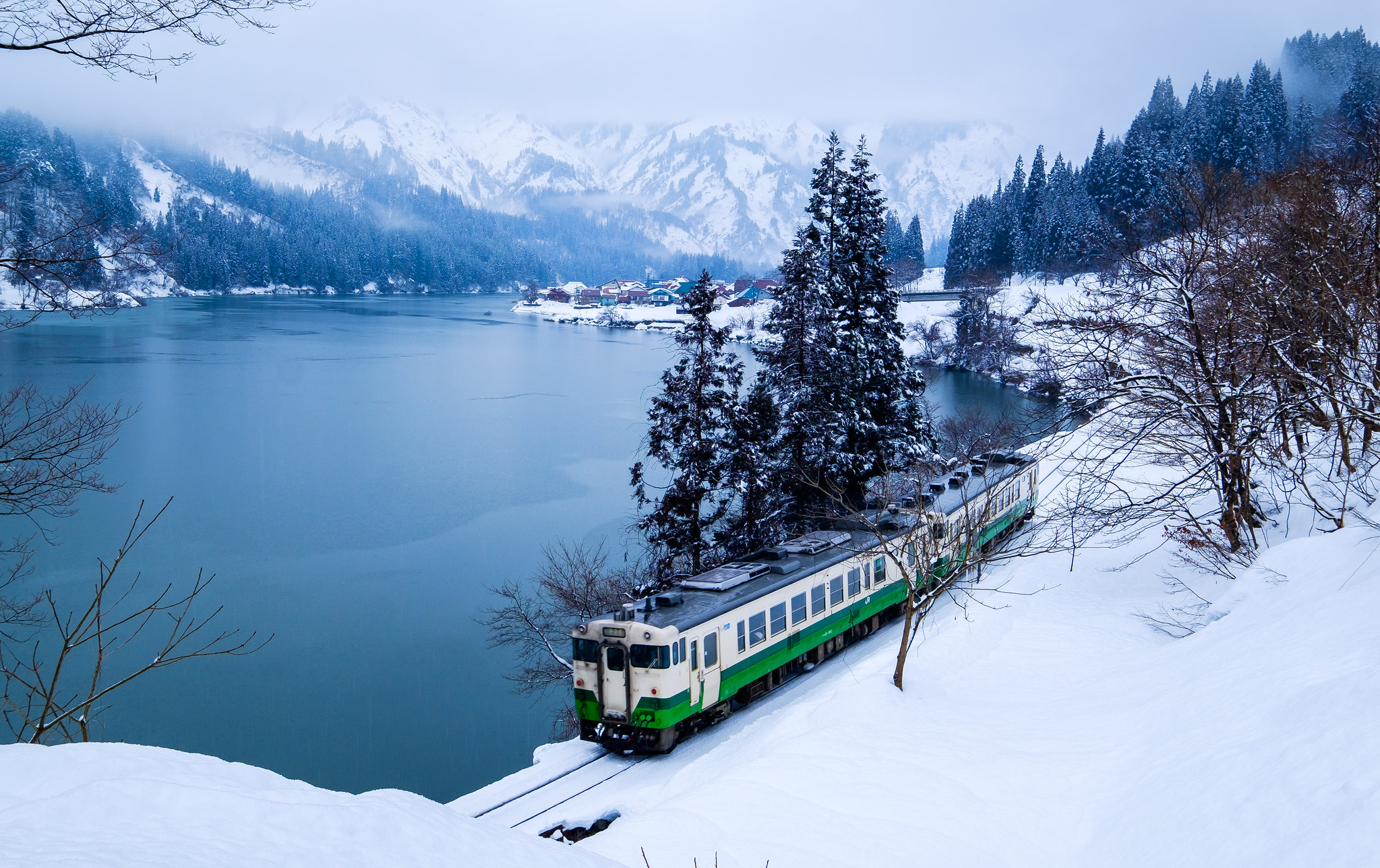 在福島金山町大志地區有一個能欣賞只見線火車行經的好地點，可以拍到只見線沿著只見川岸邊，整個大圓弧的動線。