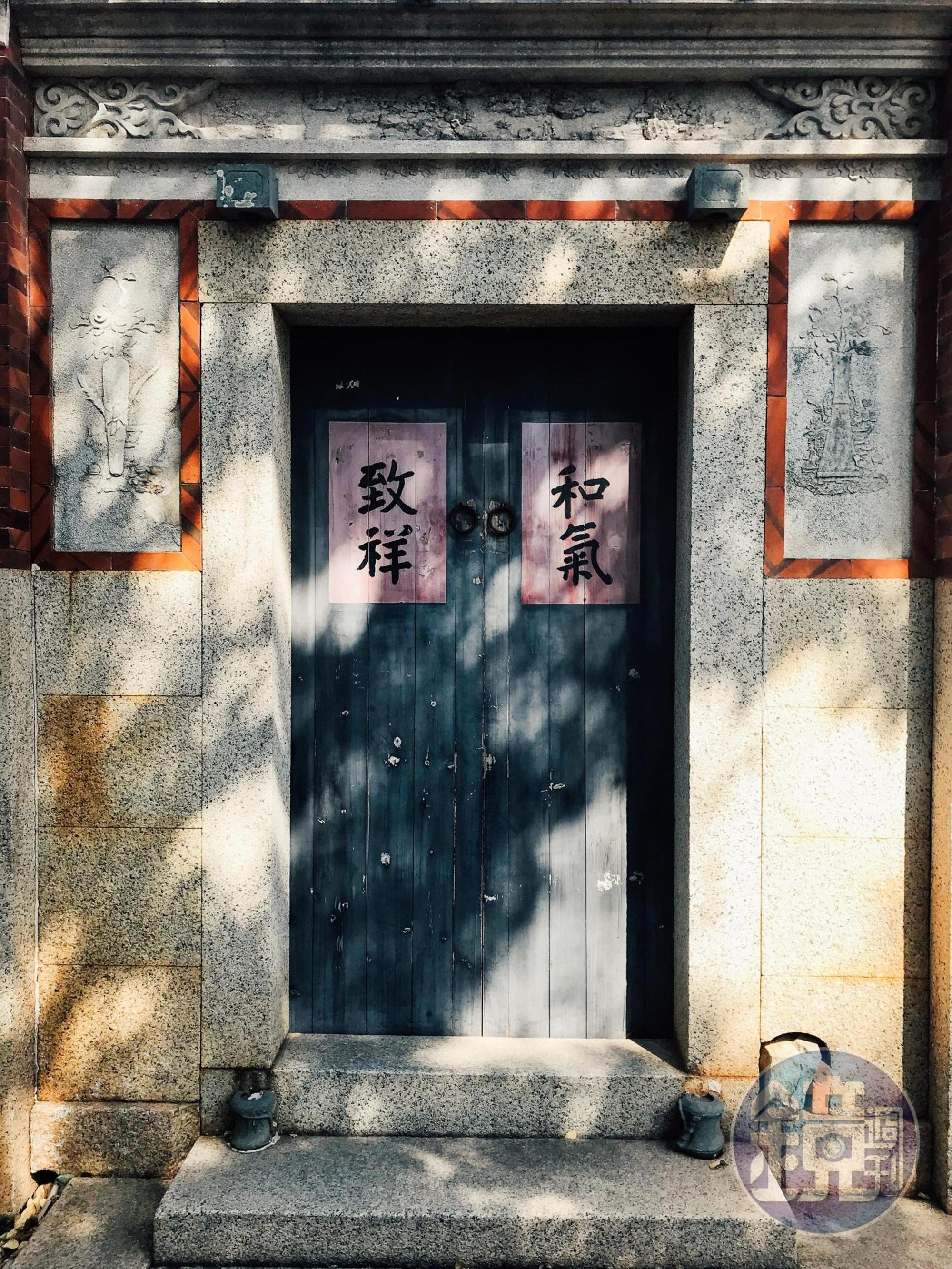 大門兩旁的石雕壁畫頗具特色。
