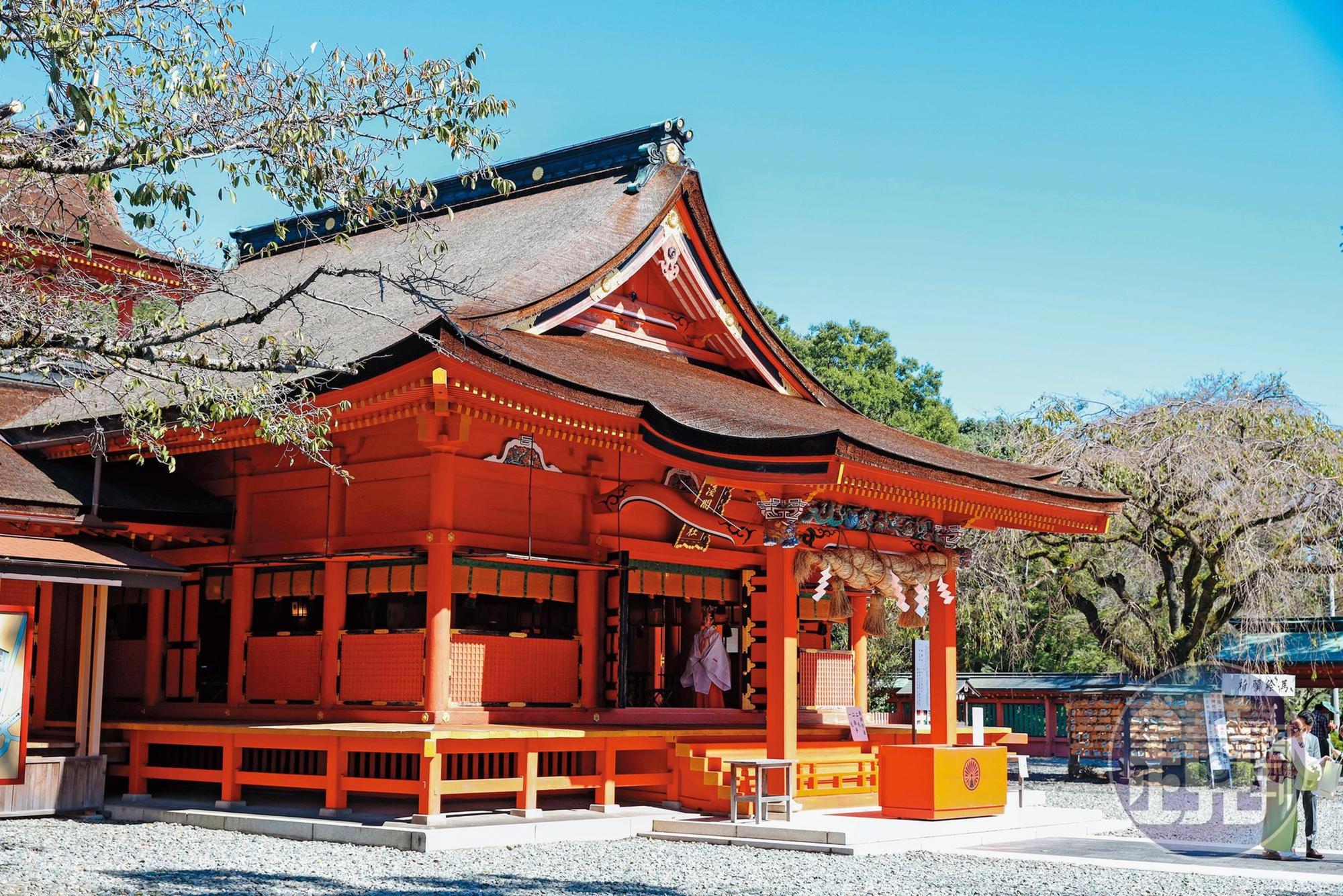 淺間大社的本殿由德川家康在1604年大舉營造，在當年是獨一無二的神殿建築，如今看來也是氣勢宏偉。