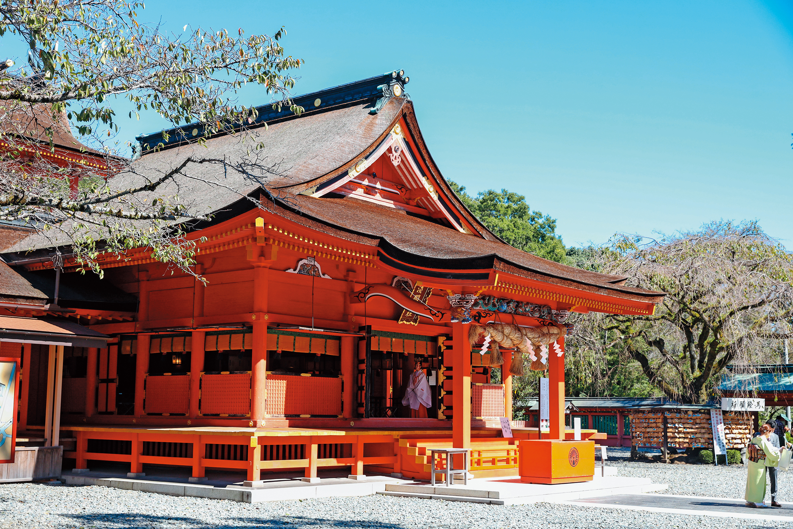 淺間大社的本殿由德川家康在1604年大舉營造，在當年是獨一無二的神殿建築，如今看來也是氣勢宏偉。