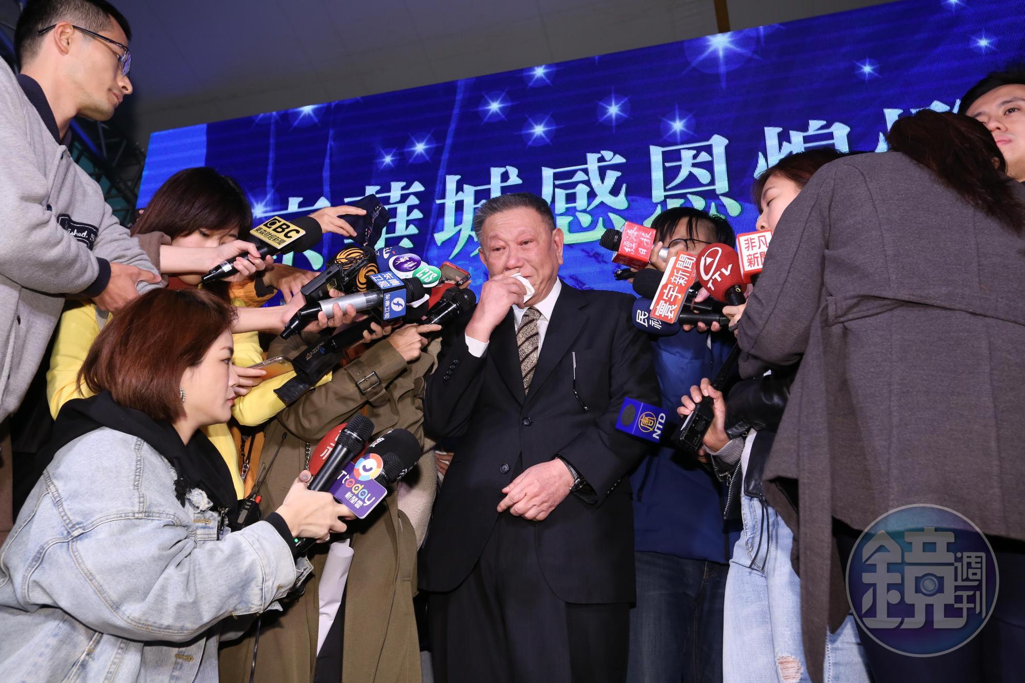 當媒體第3次提及「員工」，沈慶京的情緒已達臨界點，下一秒便潰堤。