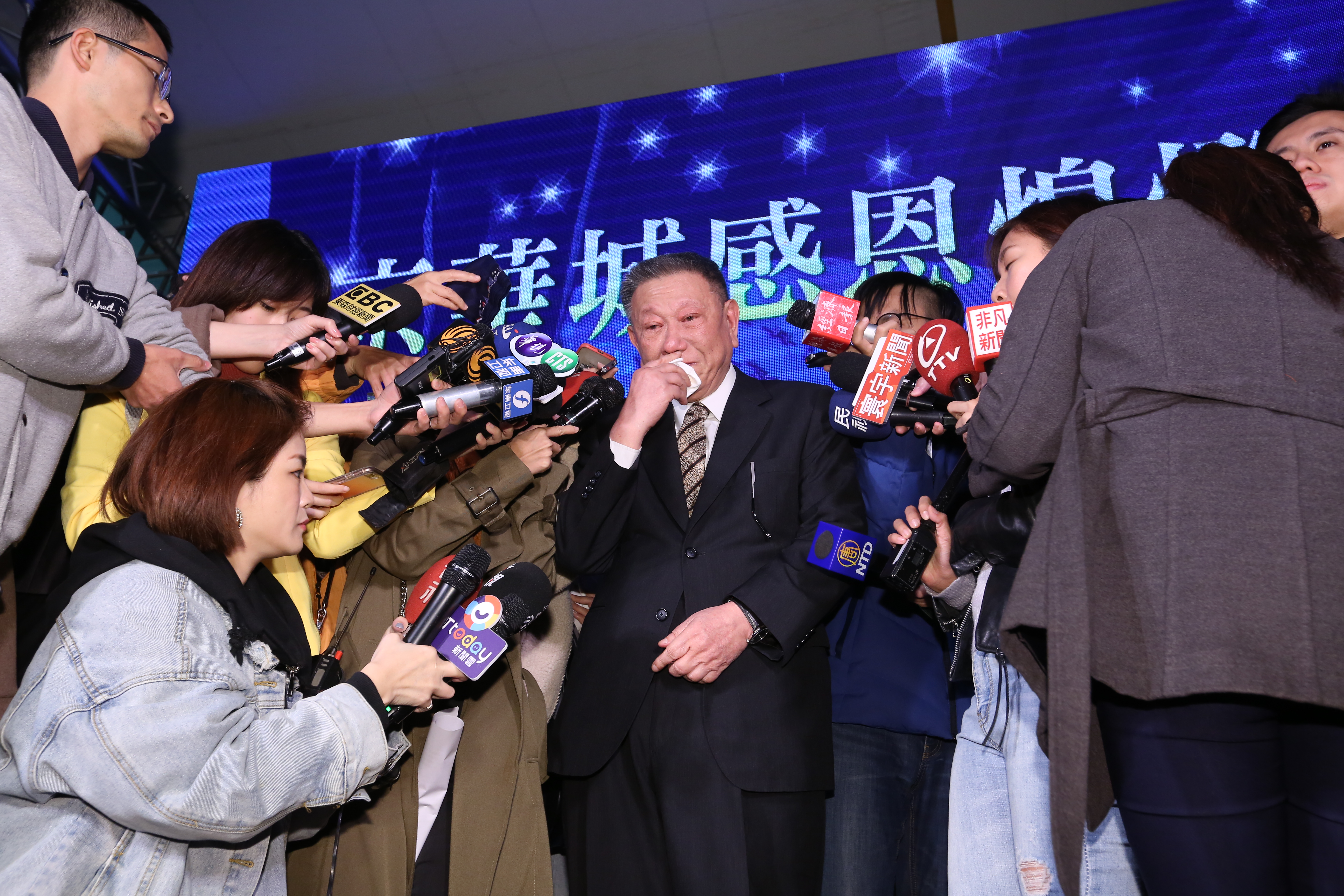 當媒體第3次提及「員工」，沈慶京的情緒已達臨界點，下一秒便潰堤。