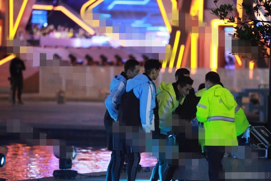 高以翔錄製節目中途暈倒，同集來賓上前關心。（網路圖片）