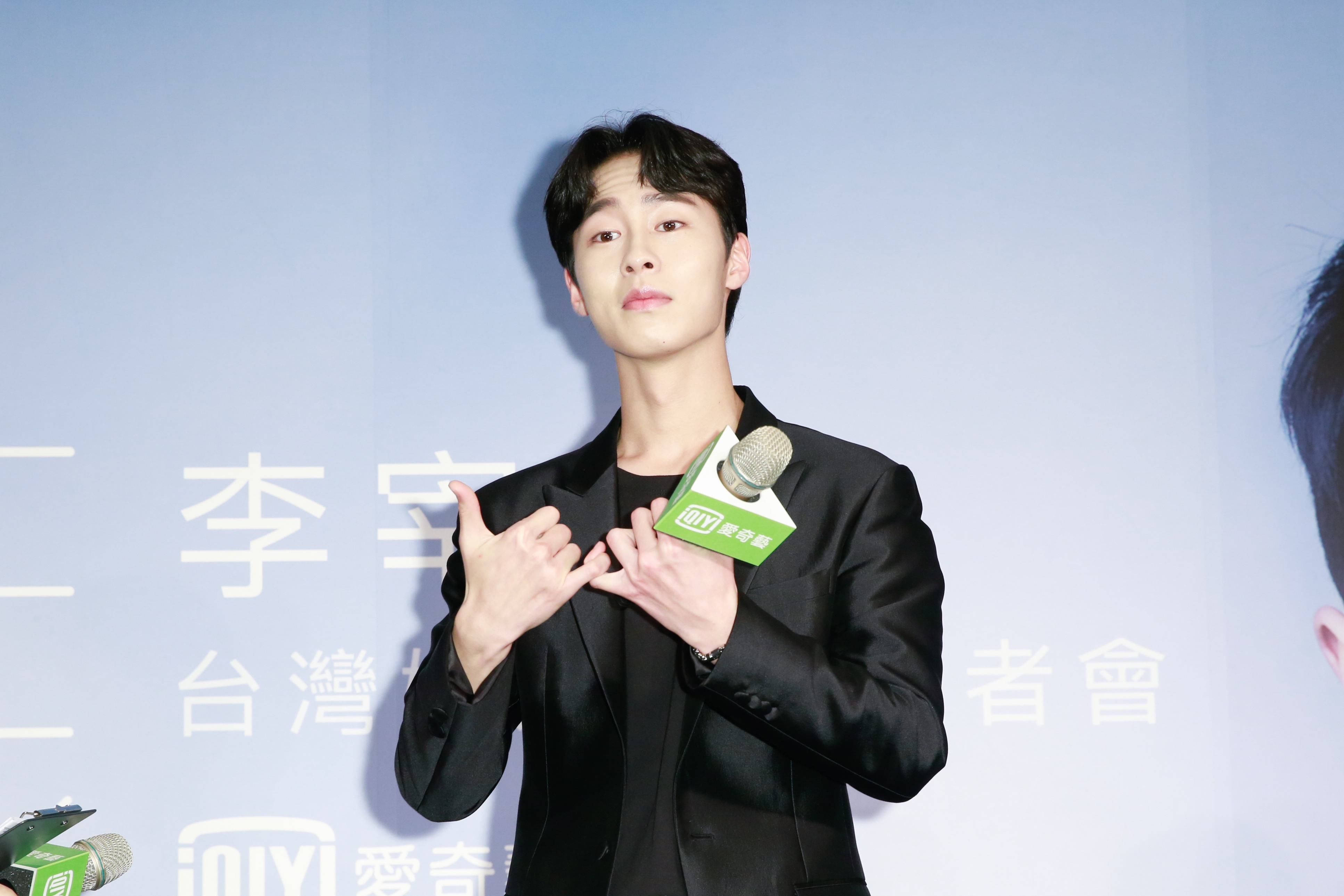 韓星李宰旭比出打勾勾手勢，承諾很快再來台灣跟大家見面。