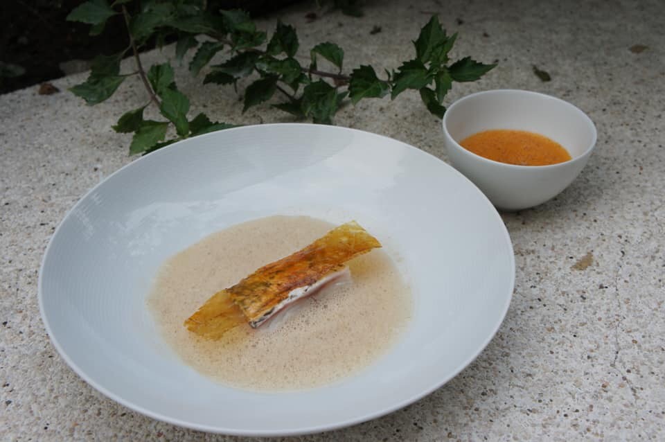 「粼光白魚」以白肉魚佐章魚醬汁，調味鮮鹹富有層次，香氣縈繞舌蕾之間。（15,900元套餐菜色）