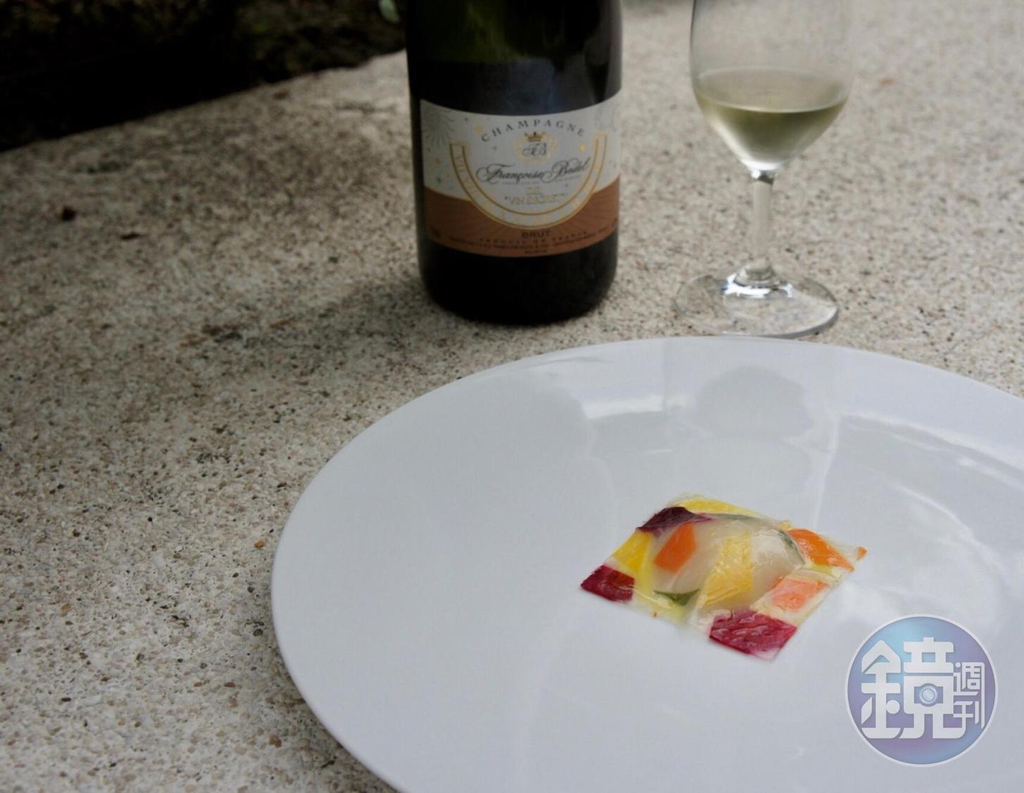 開胃小品「聖維克多彩繪鮮魚片」把魚漿擀至薄可透光，鋪上不規則型的甜菜根、黃金蘿蔔、芹菜根，包覆進蘿蔔泥，形若教堂花窗。（15,900元套餐菜色）