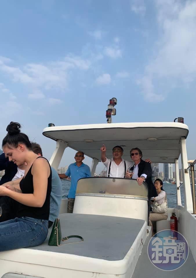 「海王子」傑哈德這次到高雄，特別請陳千浩帶他搭船欣賞高雄港灣。（Thomas Chien Restaurant提供）