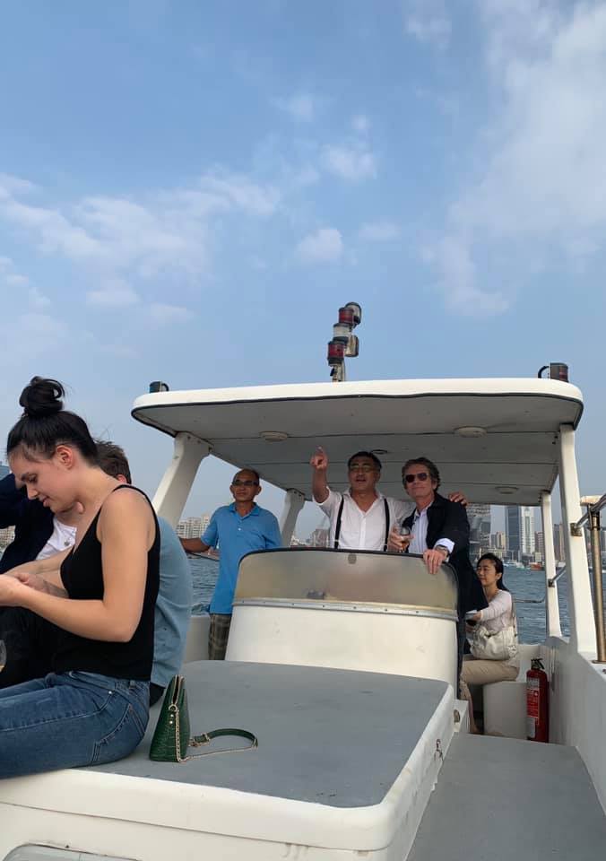 「海王子」傑哈德這次到高雄，特別請陳千浩帶他搭船欣賞高雄港灣。（Thomas Chien Restaurant提供）