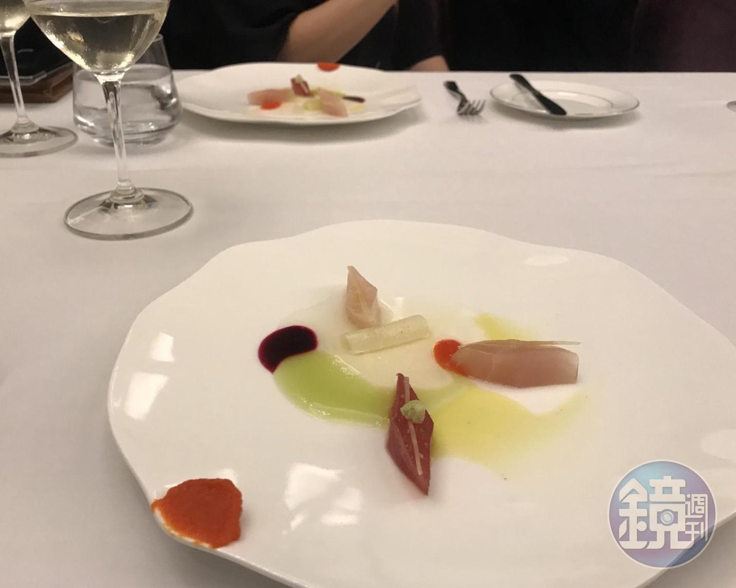 用薑淺漬過、搭配蔥白的三種生魚片，用鮮甜原味做開場。（15,900元套餐菜色）
