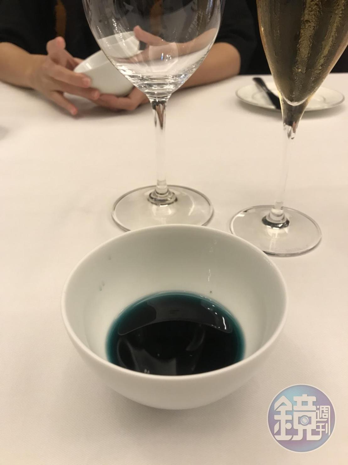 用大量鮮蝦煮成濃郁高湯的「藍蝦湯」，加入花卉食材打造深藍大海意象。（15,900元套餐菜色）