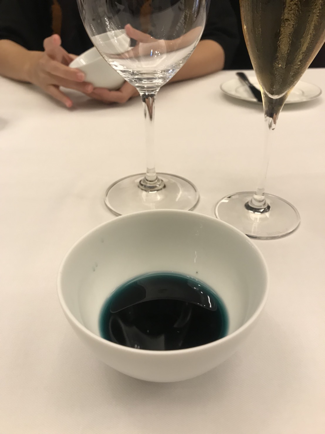 用大量鮮蝦煮成濃郁高湯的「藍蝦湯」，加入花卉食材打造深藍大海意象。（15,900元套餐菜色）