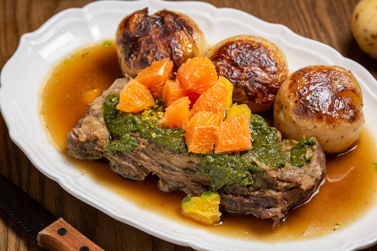 鄉村式的「燉台灣嘉義牛小排與煎烤馬鈴薯」，有一種家庭式料理的療癒感。（990元／份）