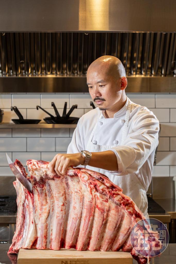 Fudy拜訪台灣牛產地,指定要大部位牛肉,親手分切、取特定部位,實驗個人風格的食譜。