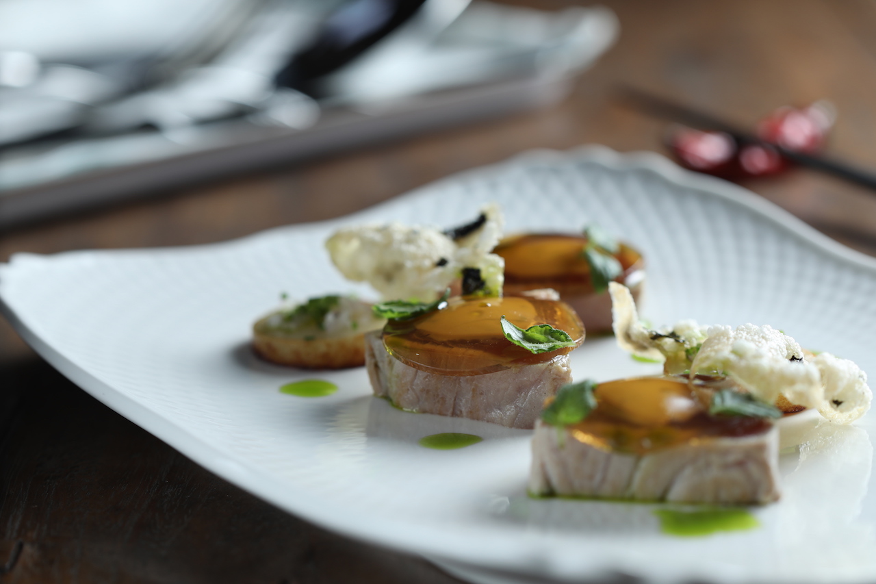 前菜「炙烤鰹魚、酸奶、醬油紅茶凍」，鹹酸調味細緻隱約。（3,500元套餐菜色）