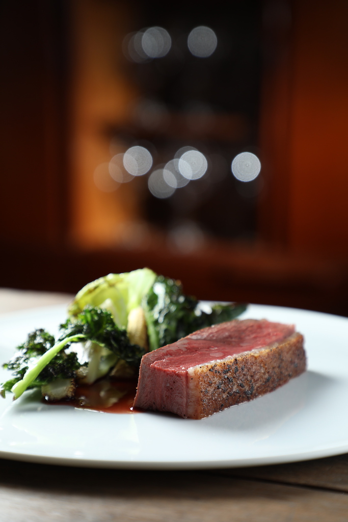 肉味豐腴「鵝胸、炭烤蔬菜、覆盆子醬」，炭烤風味賦予層次。（3,500元套餐菜色）