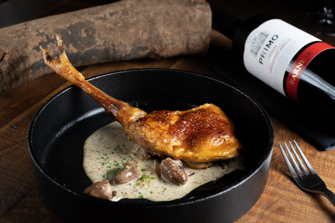 「薩索雞腿、雞心、芥末籽醬、洋蔥」（左，1,800元套餐菜色），可搭配帶有馥郁的李子果味的紅酒「Farnese Primo Rosso IGT 2018」（右，800元Wine Pairing酒款）。