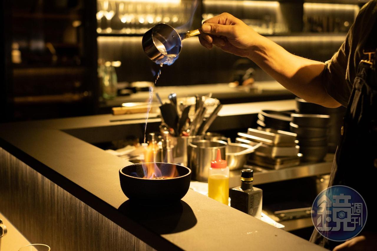 板前可以欣賞火焰料理，讓「FirePlay Taipei」成了近期最火餐廳。