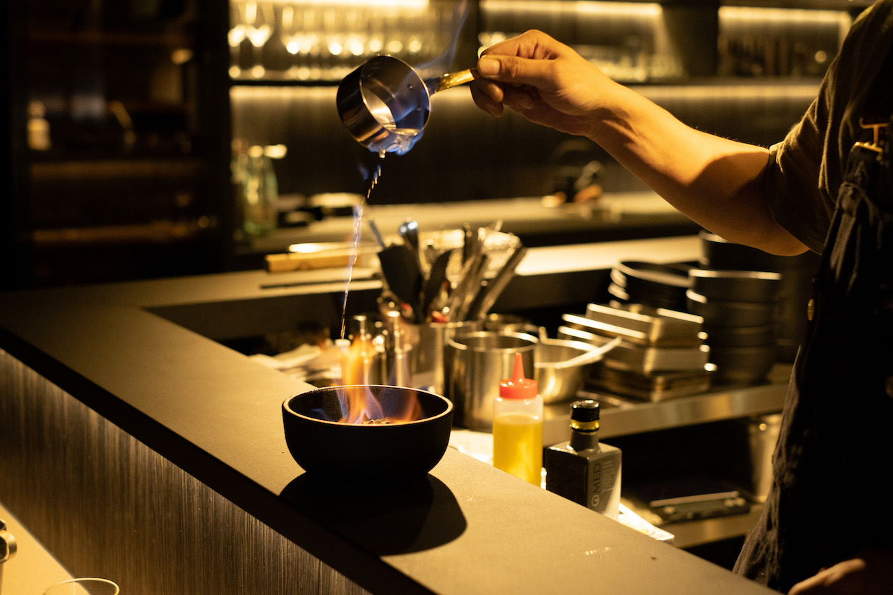 板前可以欣賞火焰料理，讓「FirePlay Taipei」成了近期最火餐廳。