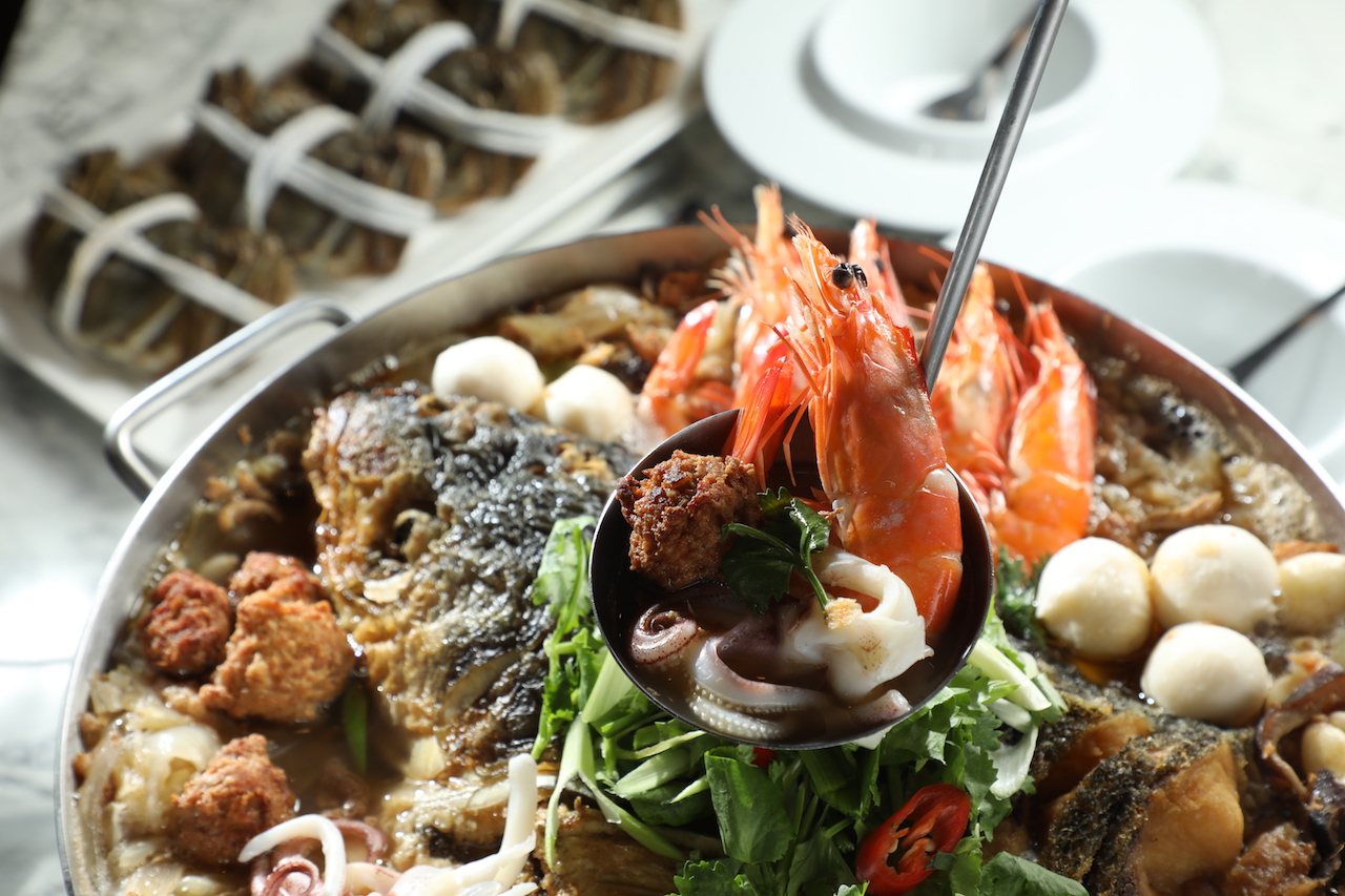 料豐澎湃的「慢熬砂鍋魚頭鍋」，湯汁甘醇黏嘴。（1,680元套餐菜色）