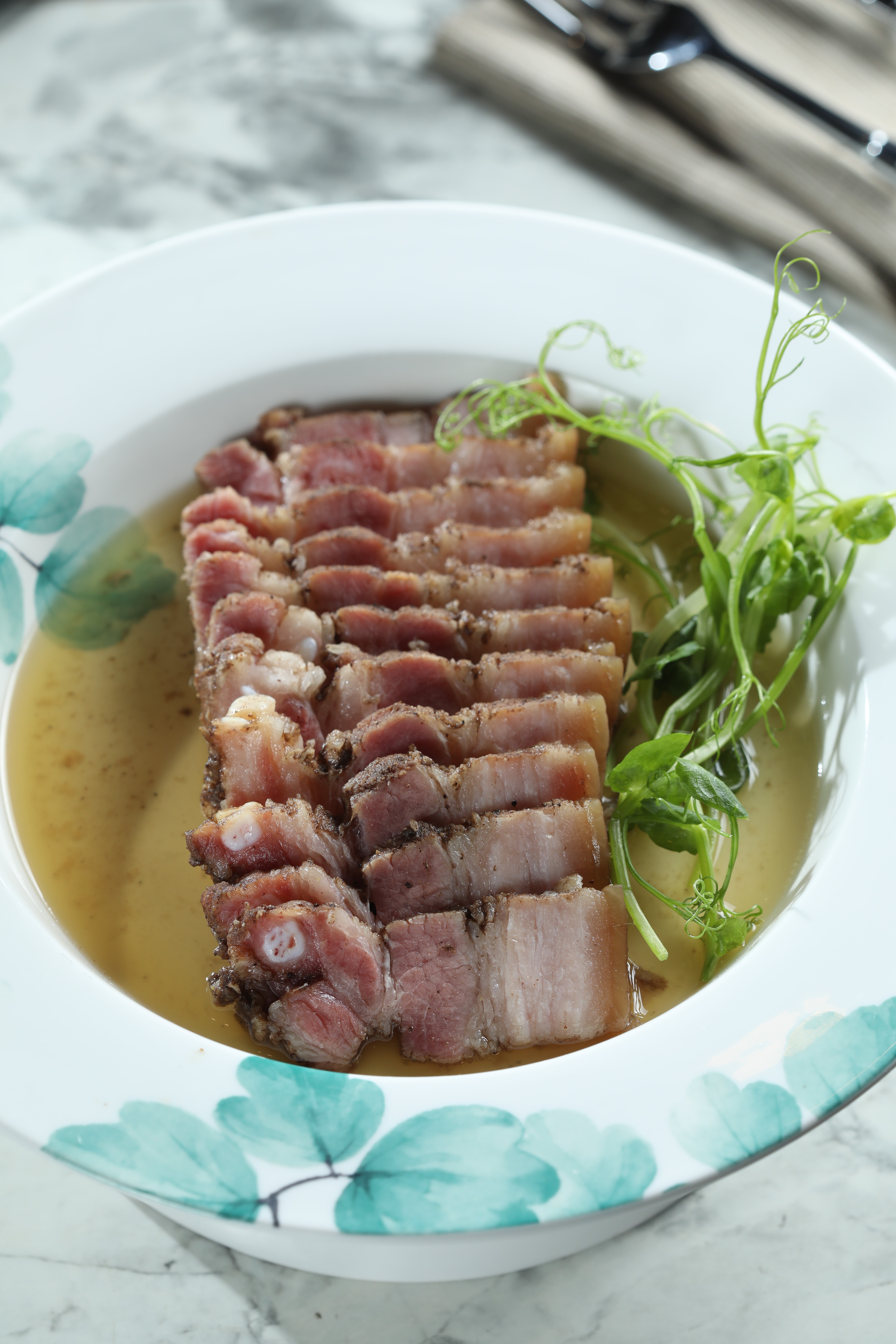 自製「招牌清蒸白酒鹹豬肉」肥瘦均勻，爽彈甜腴。（1,680元套餐菜色）