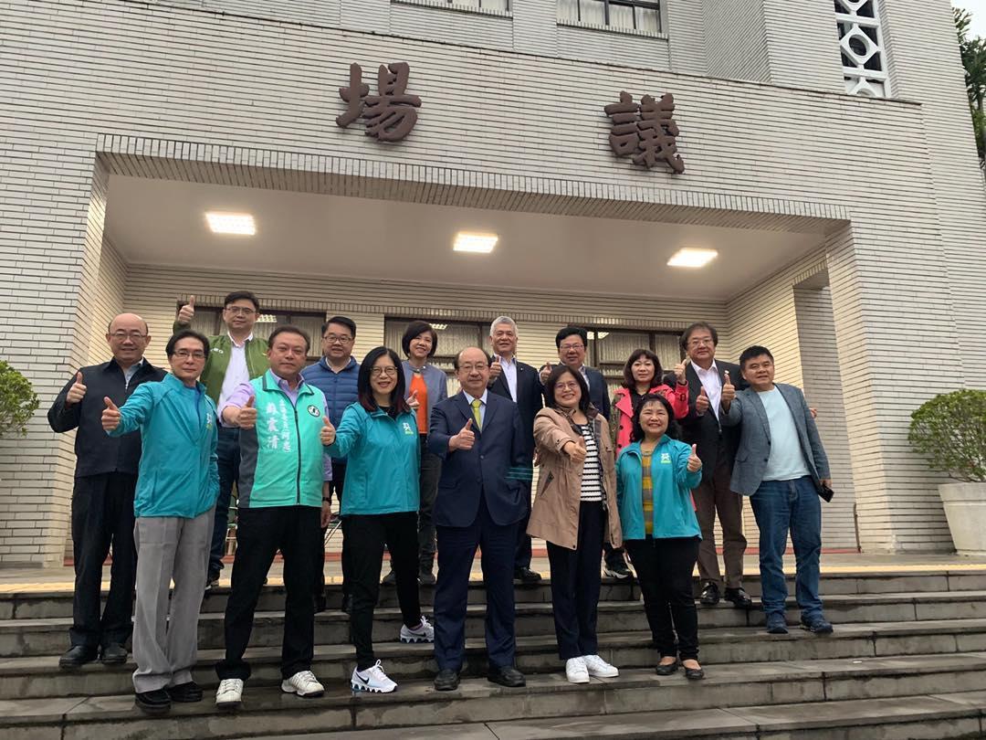 民進黨團一早就動員立委到議場確保今天議事能順利進行。（翻攝立委管碧玲粉絲專頁）