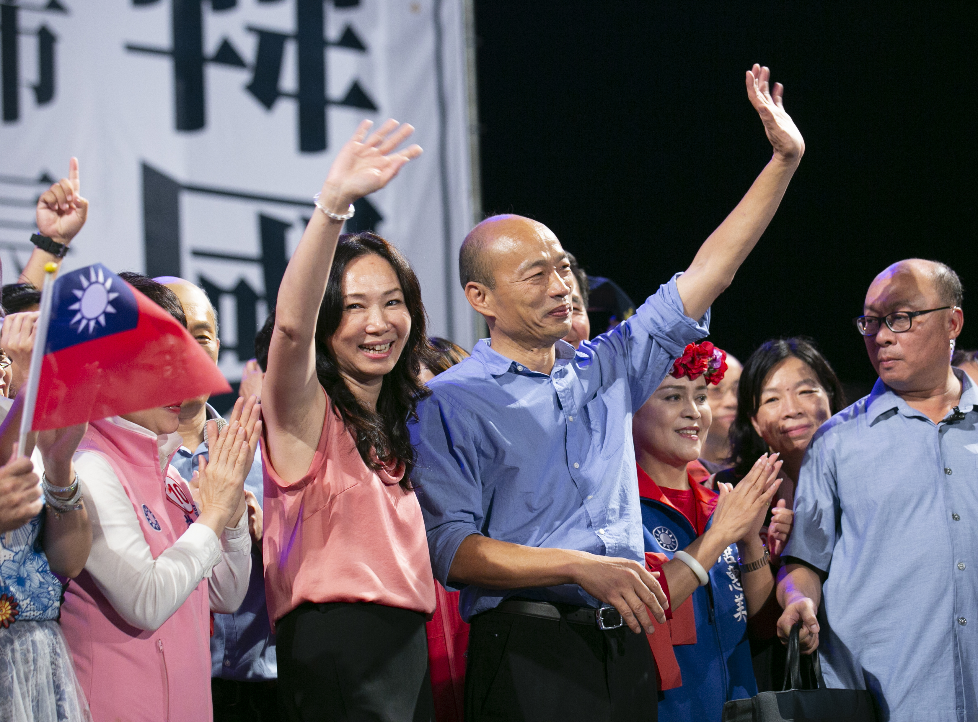 立委黃國昌指控國民黨總統參選人韓國瑜、李佳芬利用國家資源，替家族砂石場圈地牟利，更說「不敢想像韓國瑜若當選總統的話還得了」。