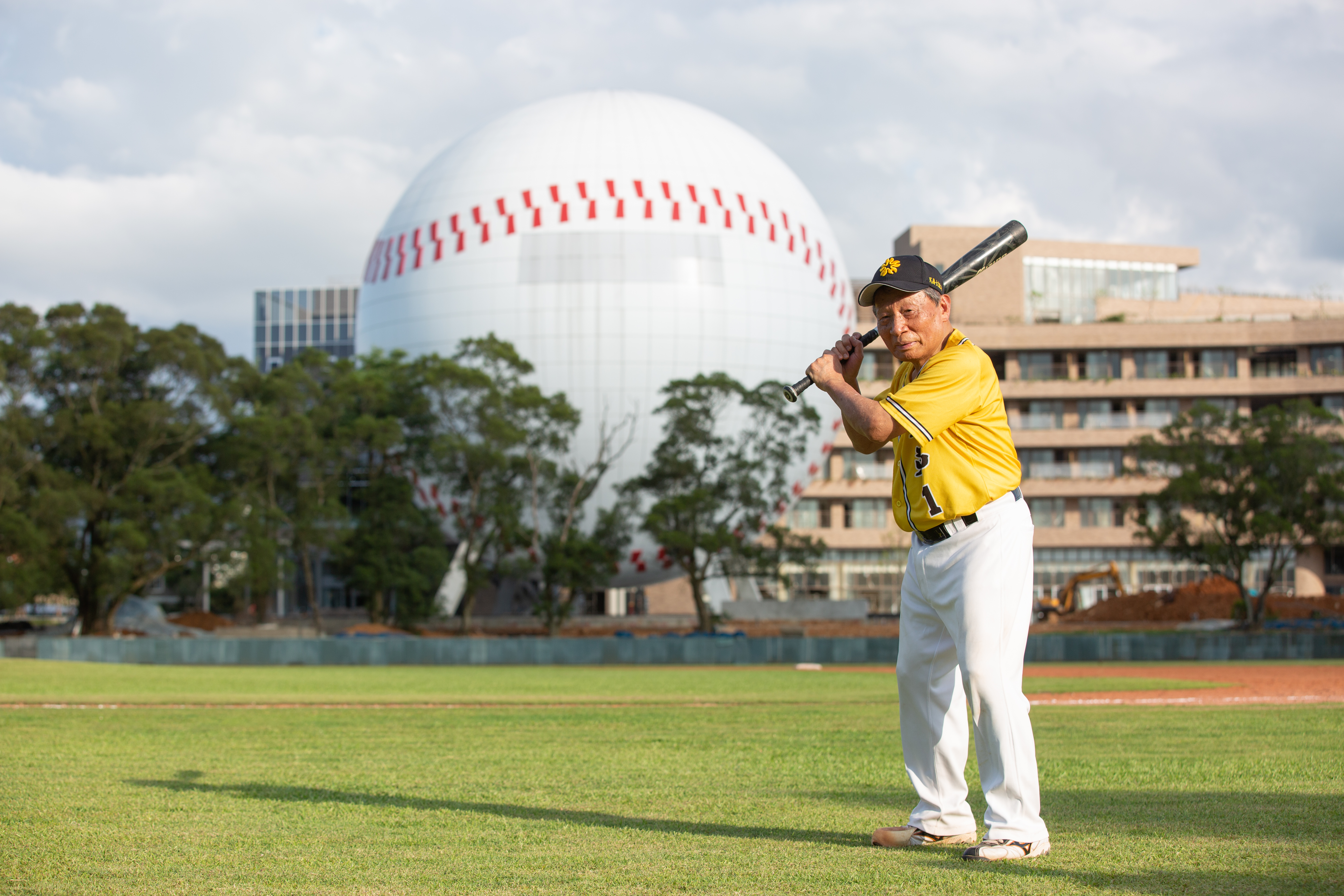 職棒教父洪騰勝催生的「名人堂花園大飯店」，明天正式開幕啟用，除了名人堂供遊客免費參觀，也結合了兄弟母企業最擅長的餐飲。