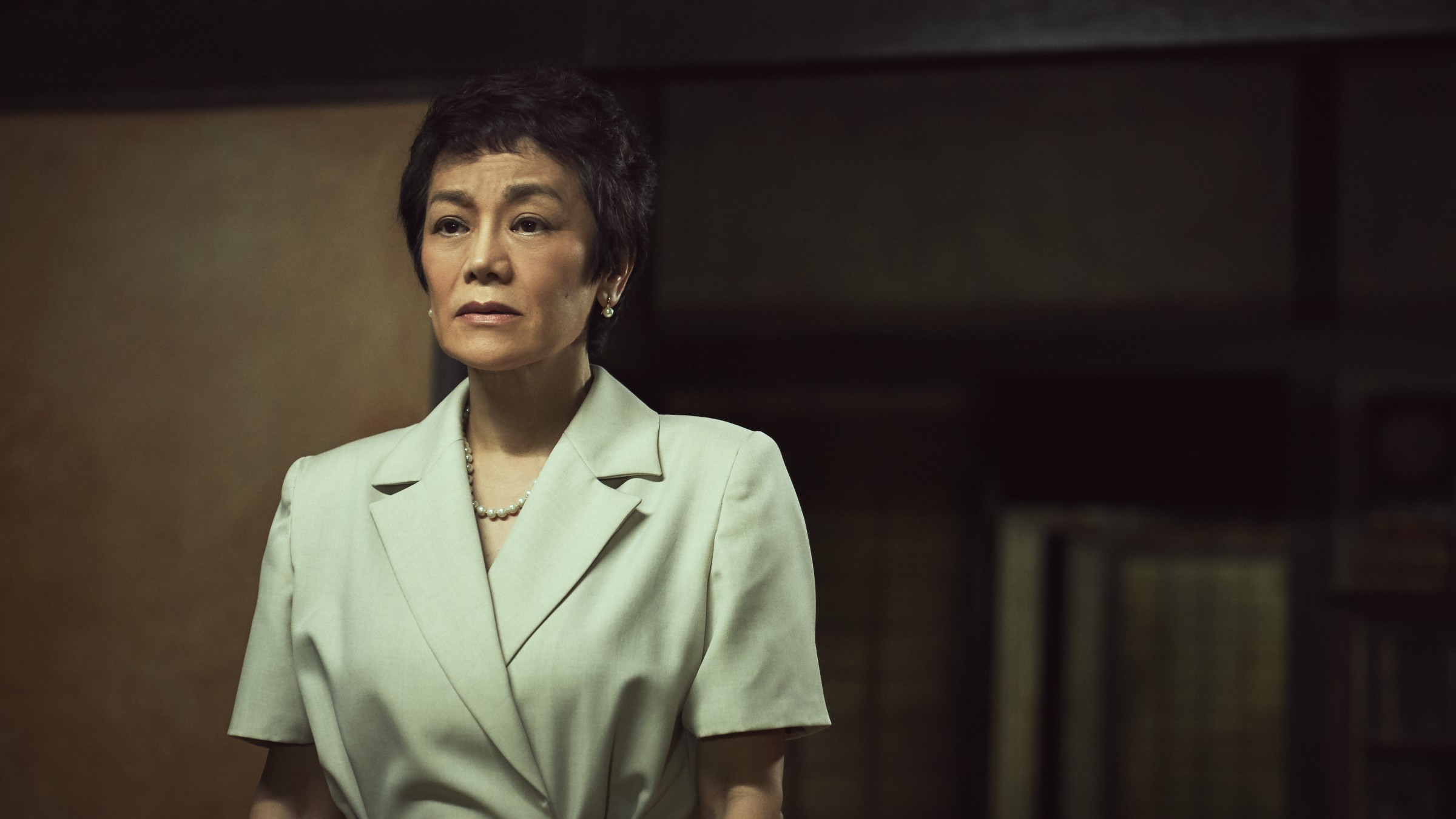 張艾嘉飾演1980年代的張雲林,62歲的她成為馬來西亞第一位女法官,但曾和她在一起的日本園藝師卻被指控為間諜。(甲上提供)