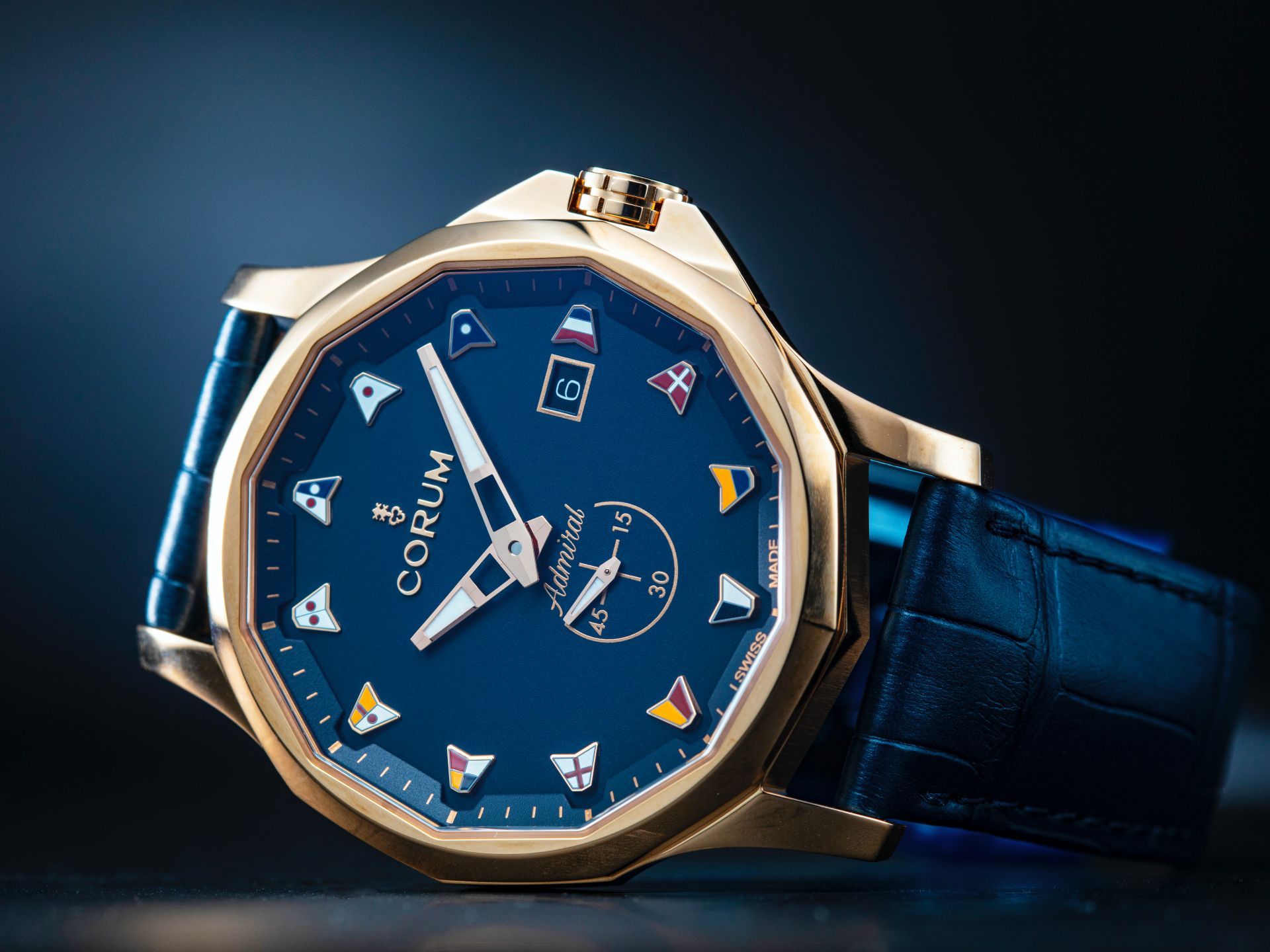 CORUM Admiral Legend 42，藍色面盤讓人聯想到大海遼闊的景色，加強錶款與航海文化的連結。建議售價約NT$163,000。限量99只。