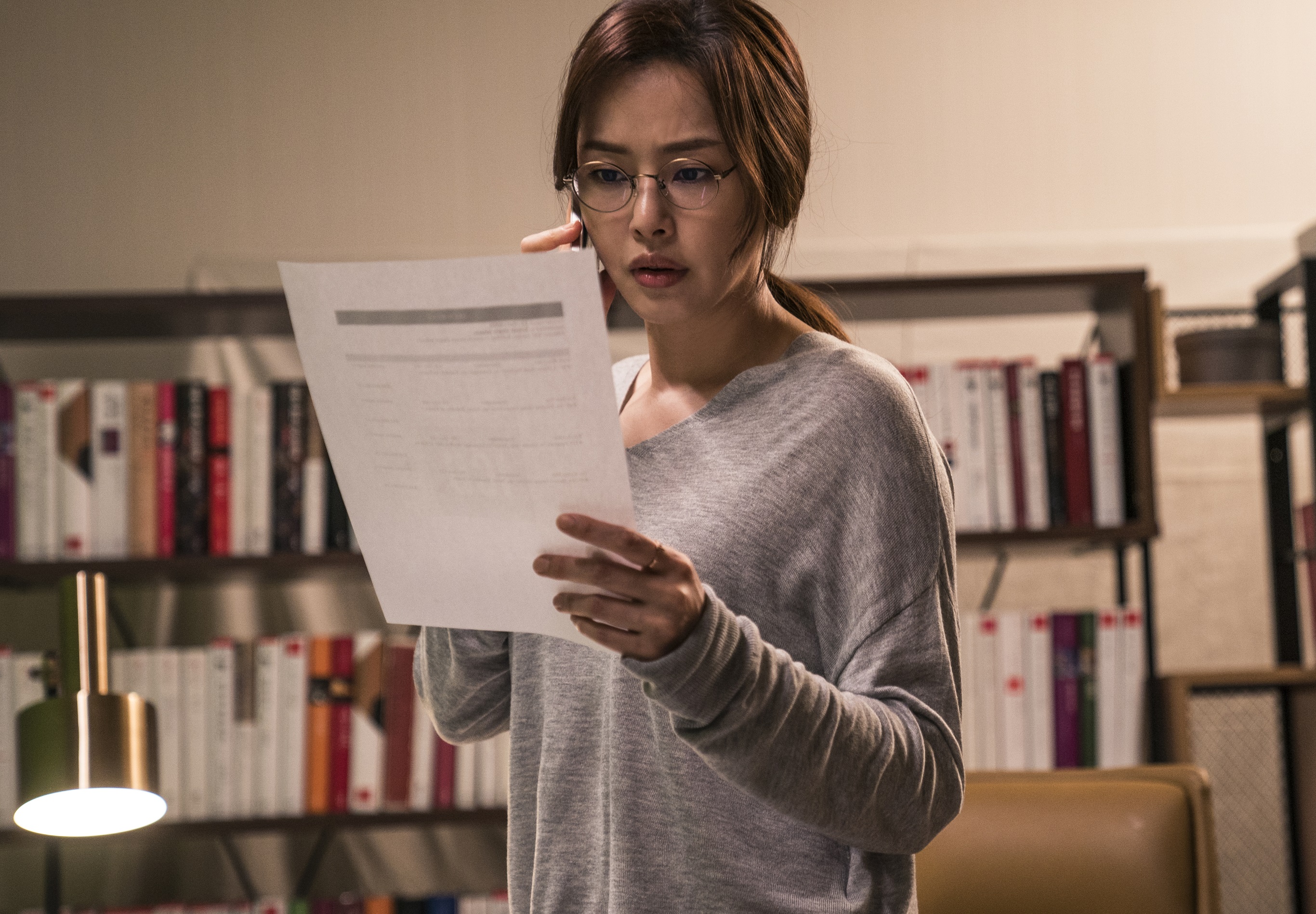 李哈妮飾演菁英律師,且要在戲裡講一口流利英語,還好首爾大學畢業的她 並沒有被難倒。(CatchPlay)