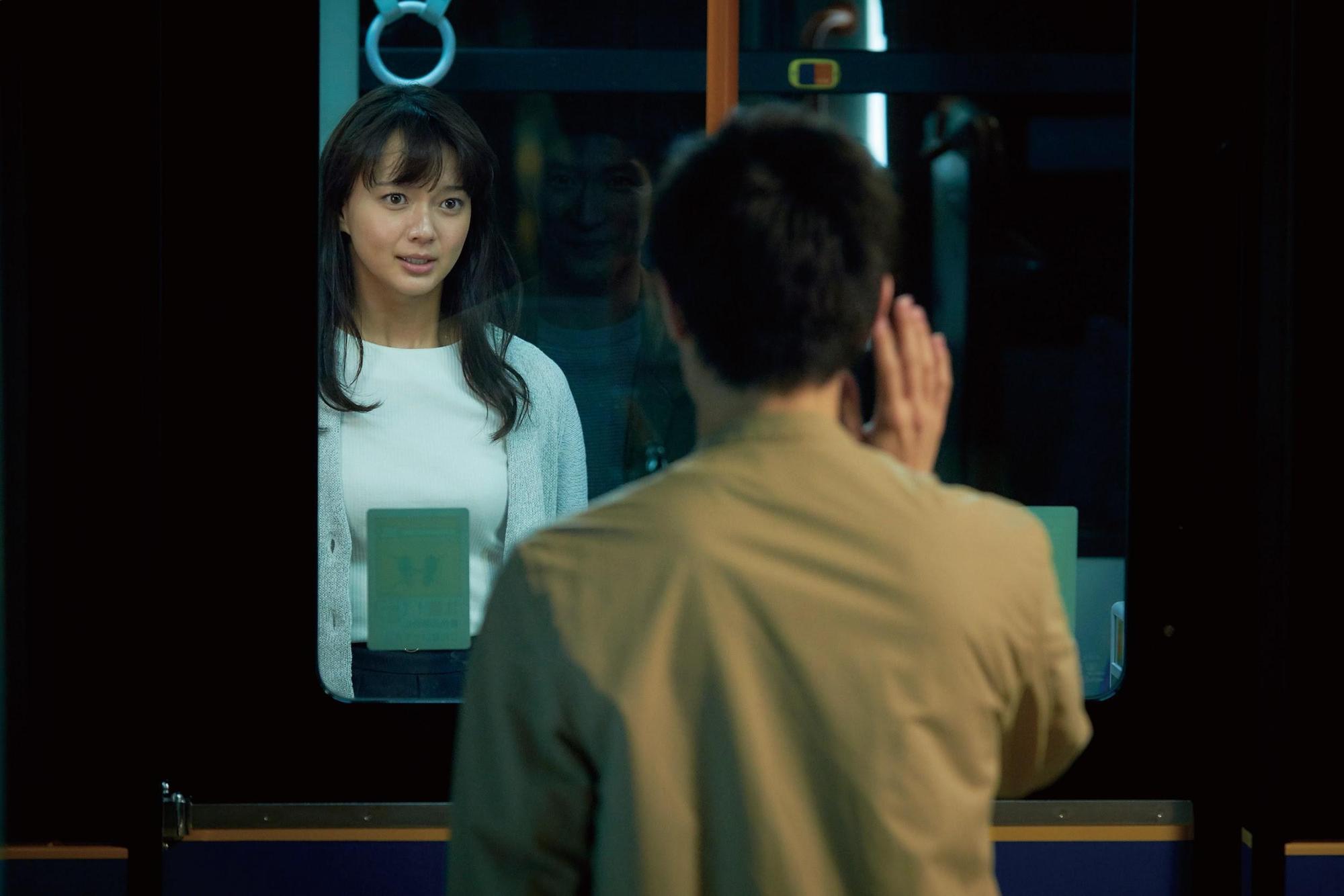 三浦春馬(背對鏡頭者)飾演的佐藤向女友(多部未華子飾)表達情意之後,把女方推上公車。(天馬行空提供)