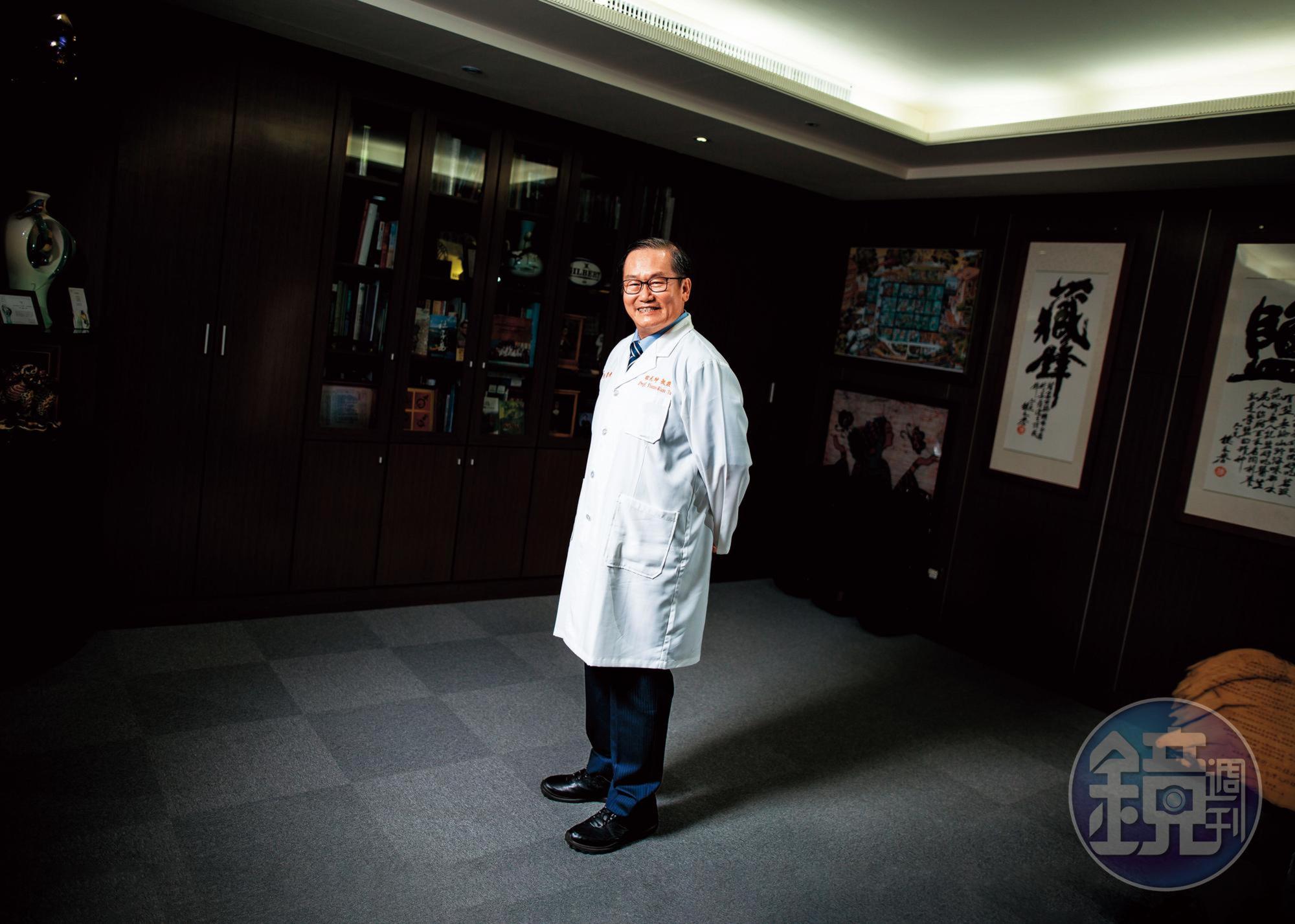 醫療奉獻獎得主杜元坤常至醫療不發達的國家義診,每月並固定率隊去澎湖駐診一整天,他說,如此澎湖民眾便不必舟車勞頓、還要花高額機票與住宿費用來台看病。
