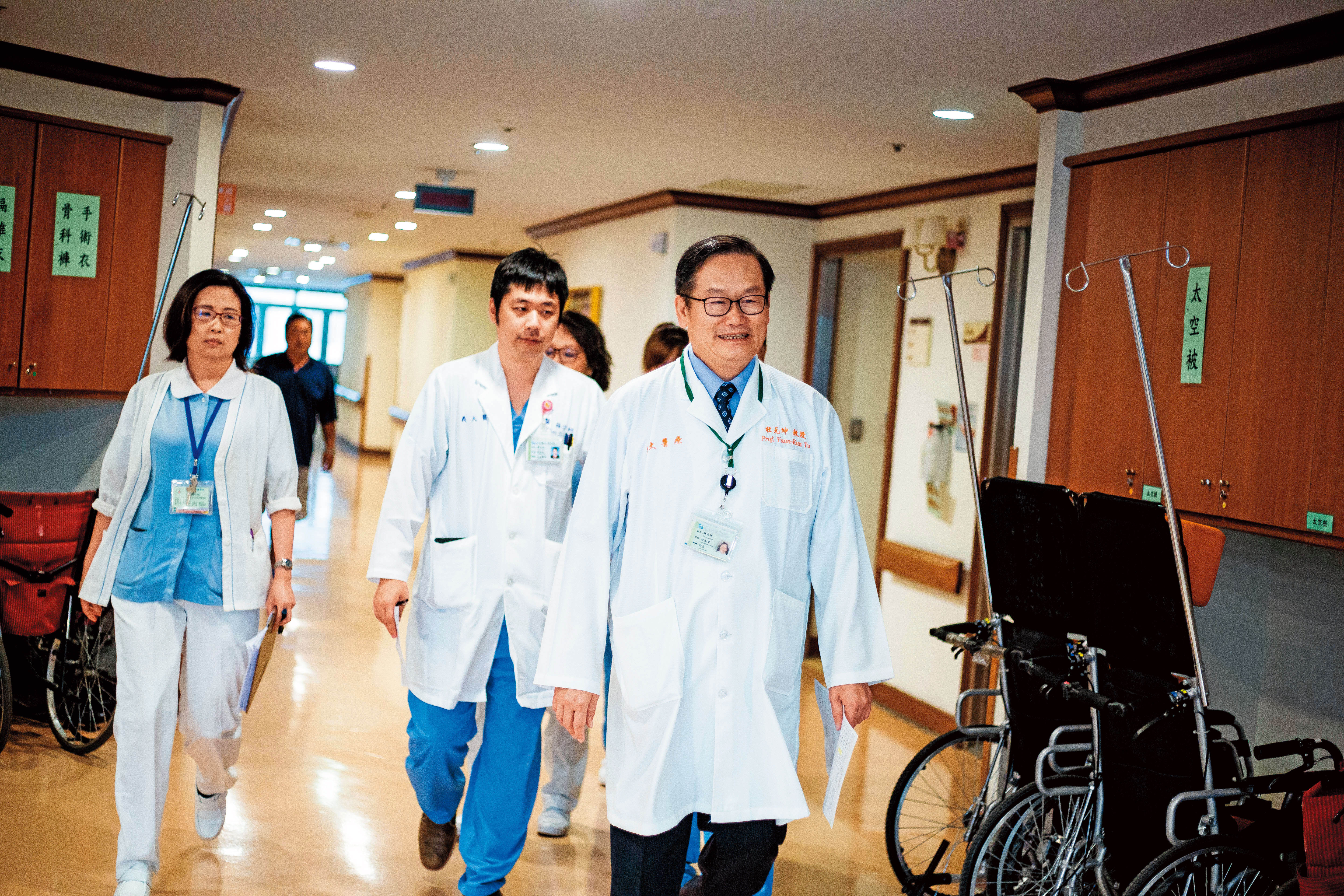 杜元坤（右）清晨六點半就率隊巡視病房。