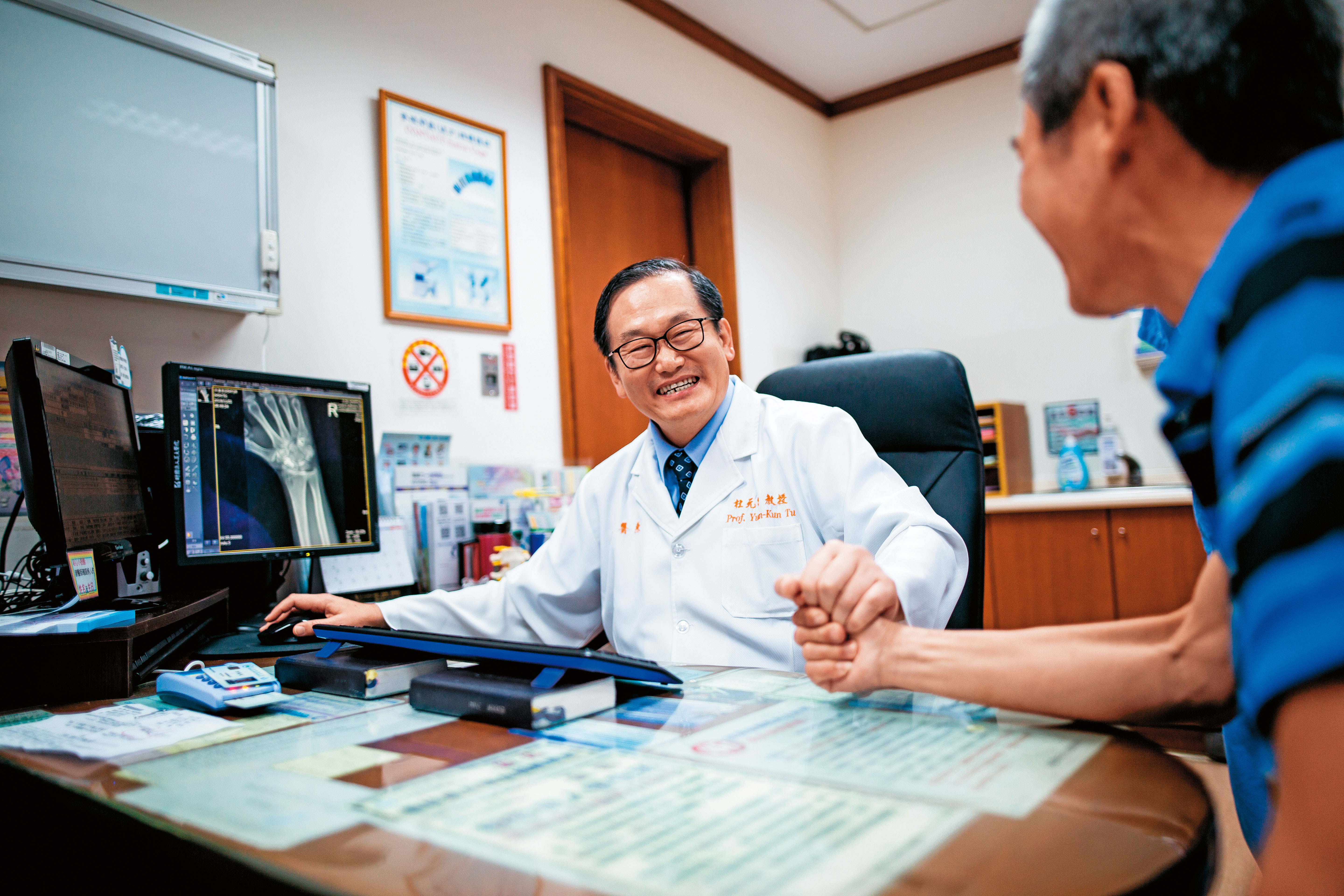 即使擔任院長,杜元坤依舊每週看診3天,且因為掛號永遠爆滿,他總是一看診便是一整天。